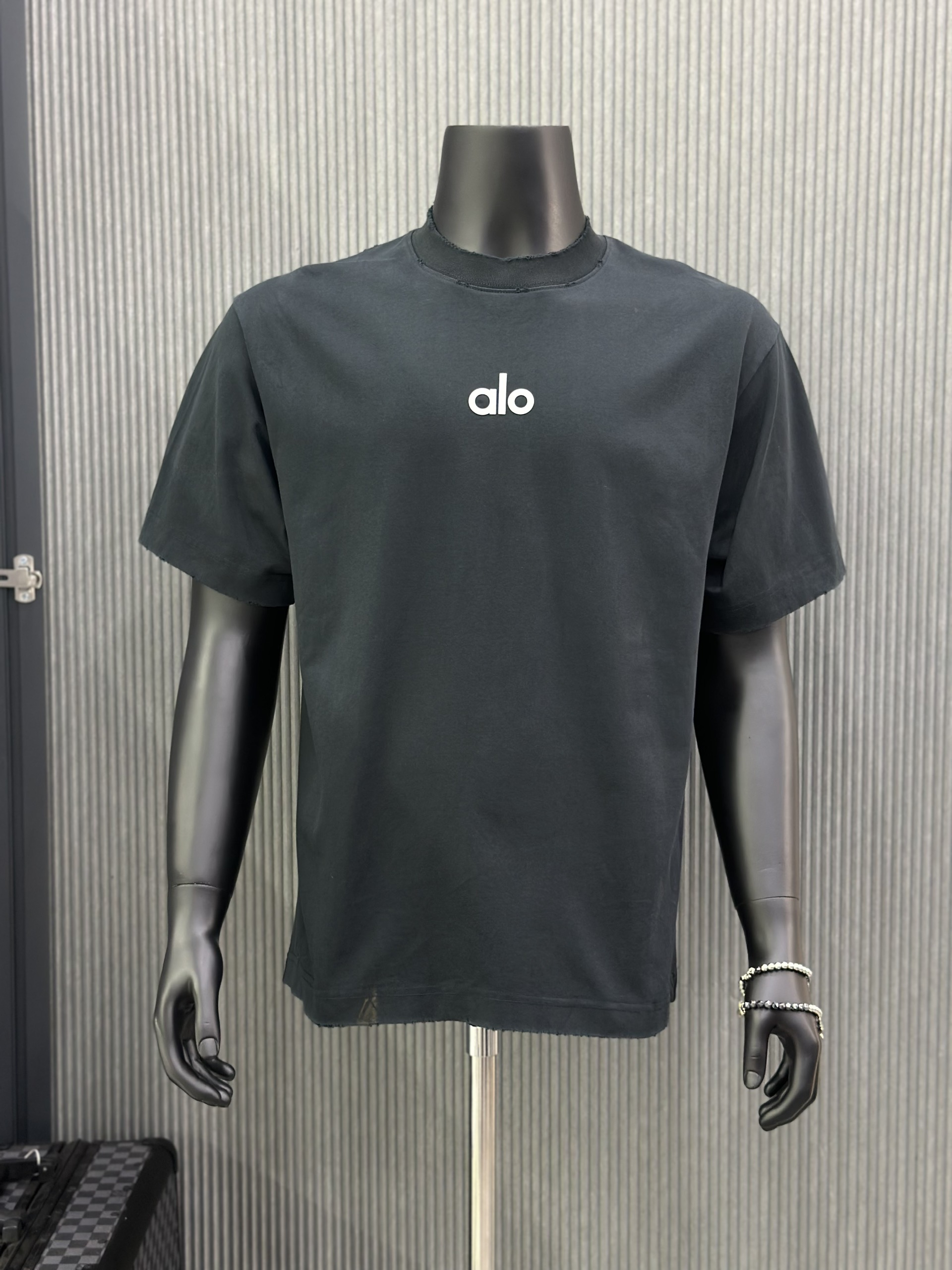 Áo phông T-shirt Alo Đen logo ngực lưng rách lỗ Like Auth VTN