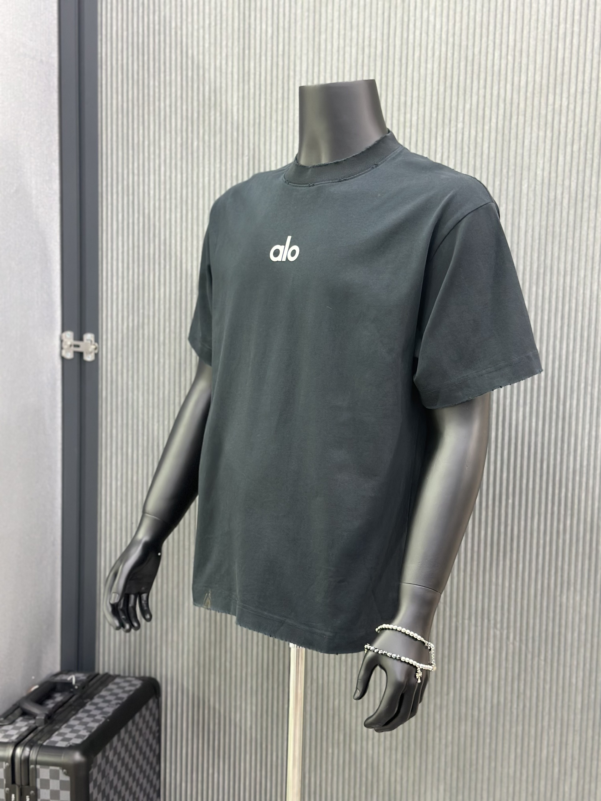 Áo phông T-shirt Alo Đen logo ngực lưng rách lỗ Like Auth VTN