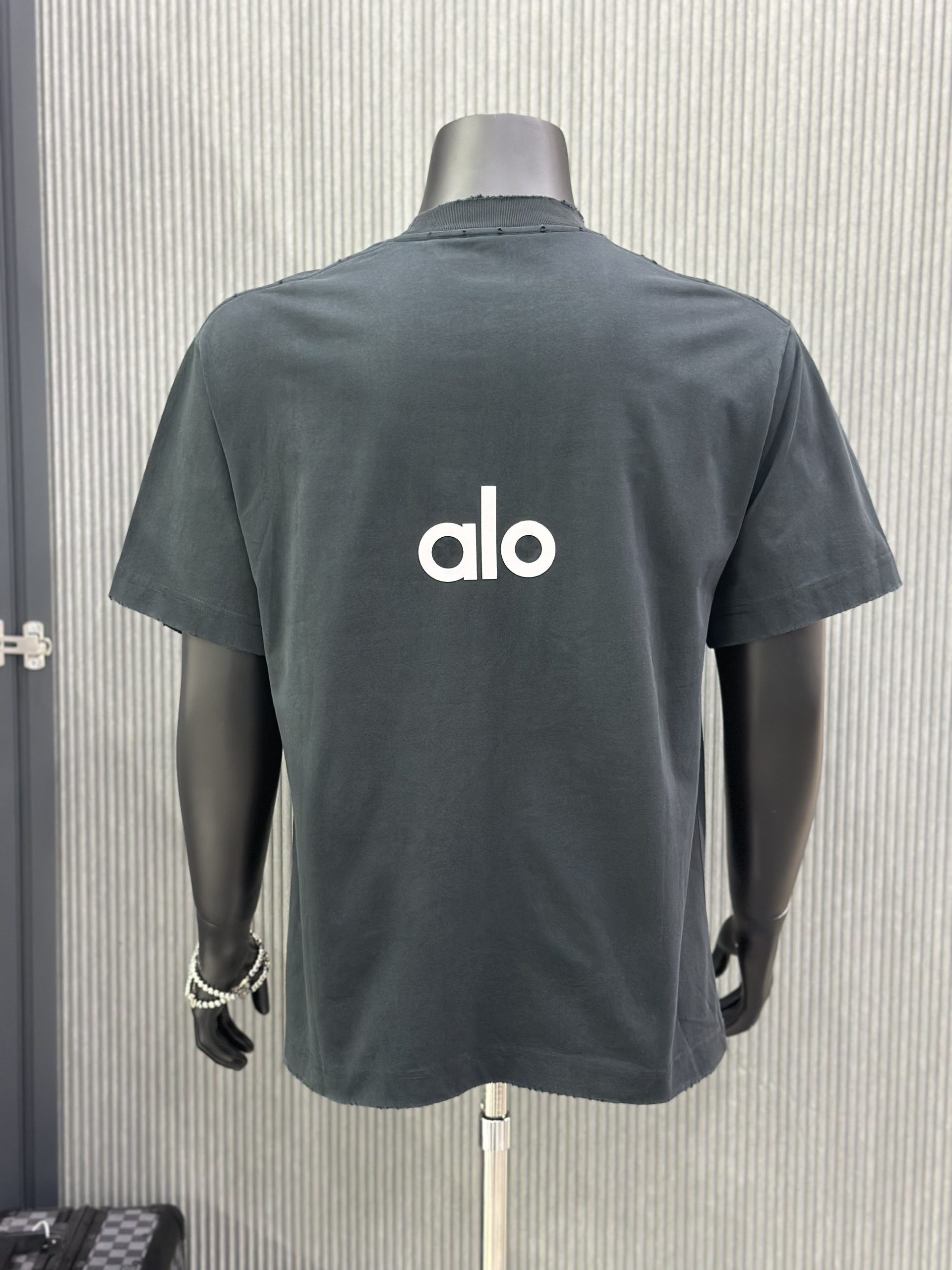Áo phông T-shirt Alo Đen logo ngực lưng rách lỗ Like Auth VTN