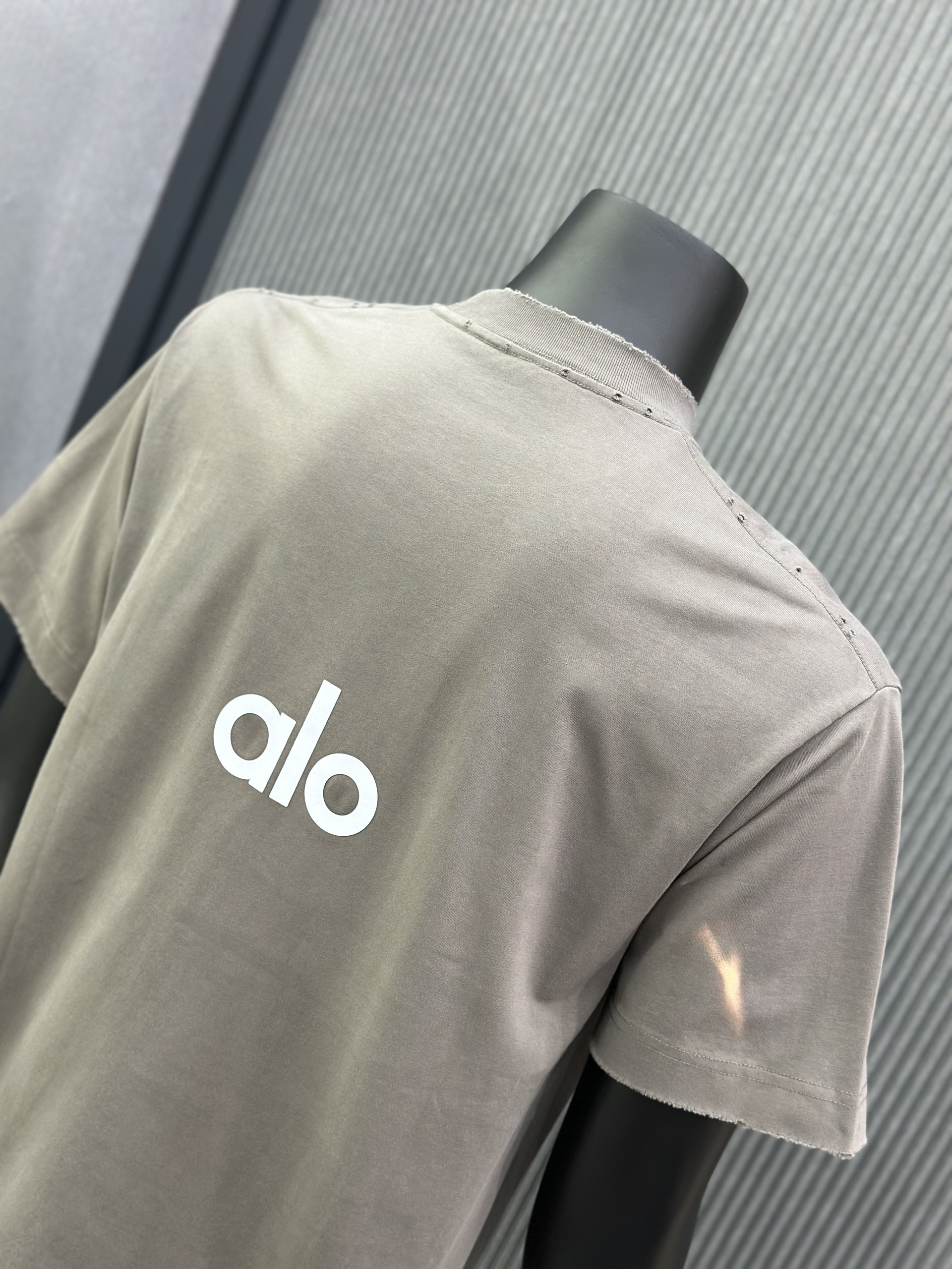 Áo phông T-shirt Alo Xám logo ngực lưng rách lỗ Like Auth VTN