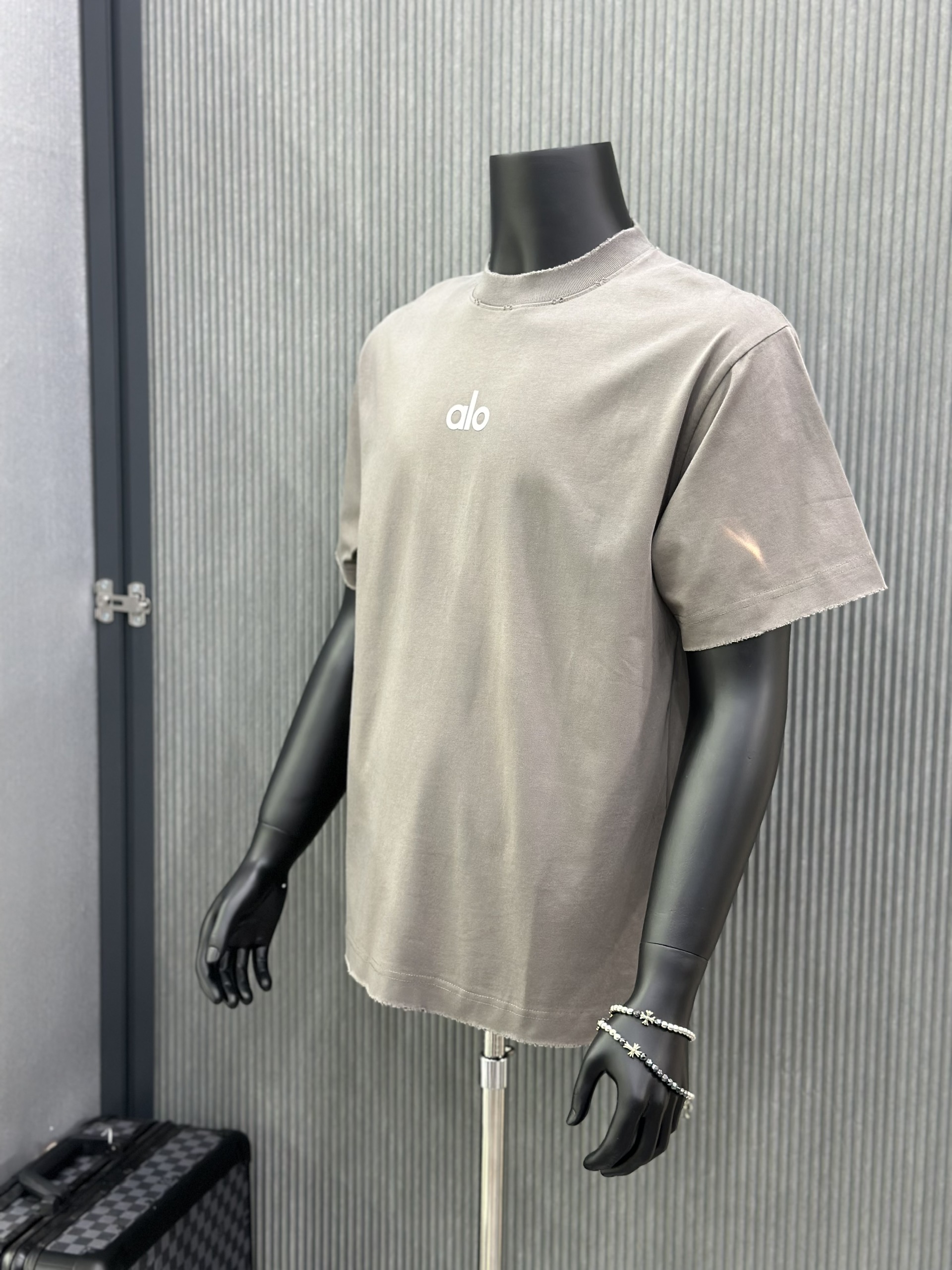 Áo phông T-shirt Alo Xám logo ngực lưng rách lỗ Like Auth VTN