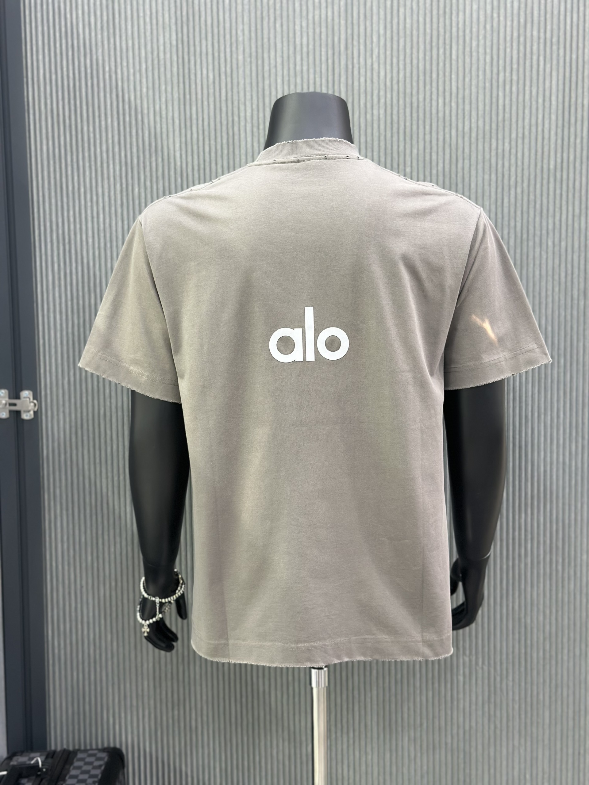 Áo phông T-shirt Alo Xám logo ngực lưng rách lỗ Like Auth VTN