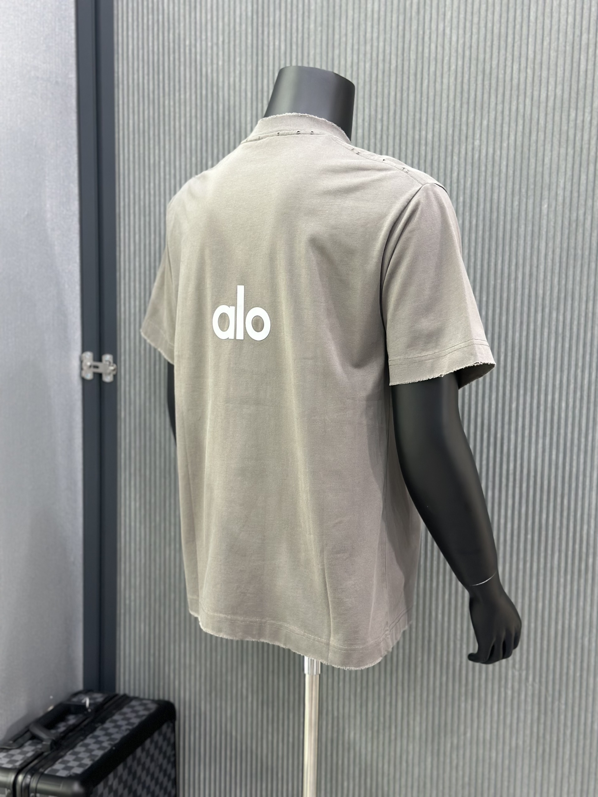 Áo phông T-shirt Alo Xám logo ngực lưng rách lỗ Like Auth VTN
