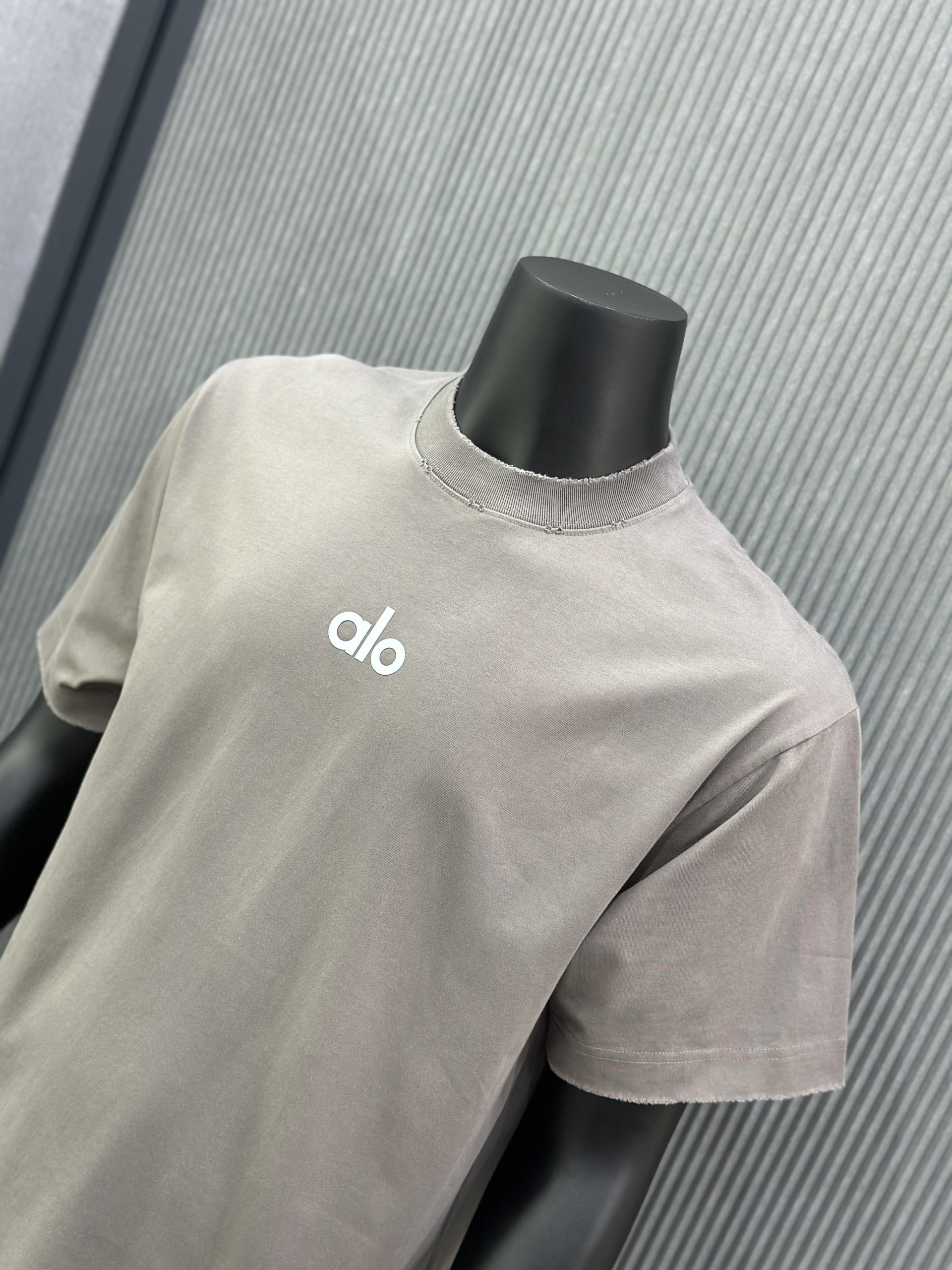 Áo phông T-shirt Alo Xám logo ngực lưng rách lỗ Like Auth VTN