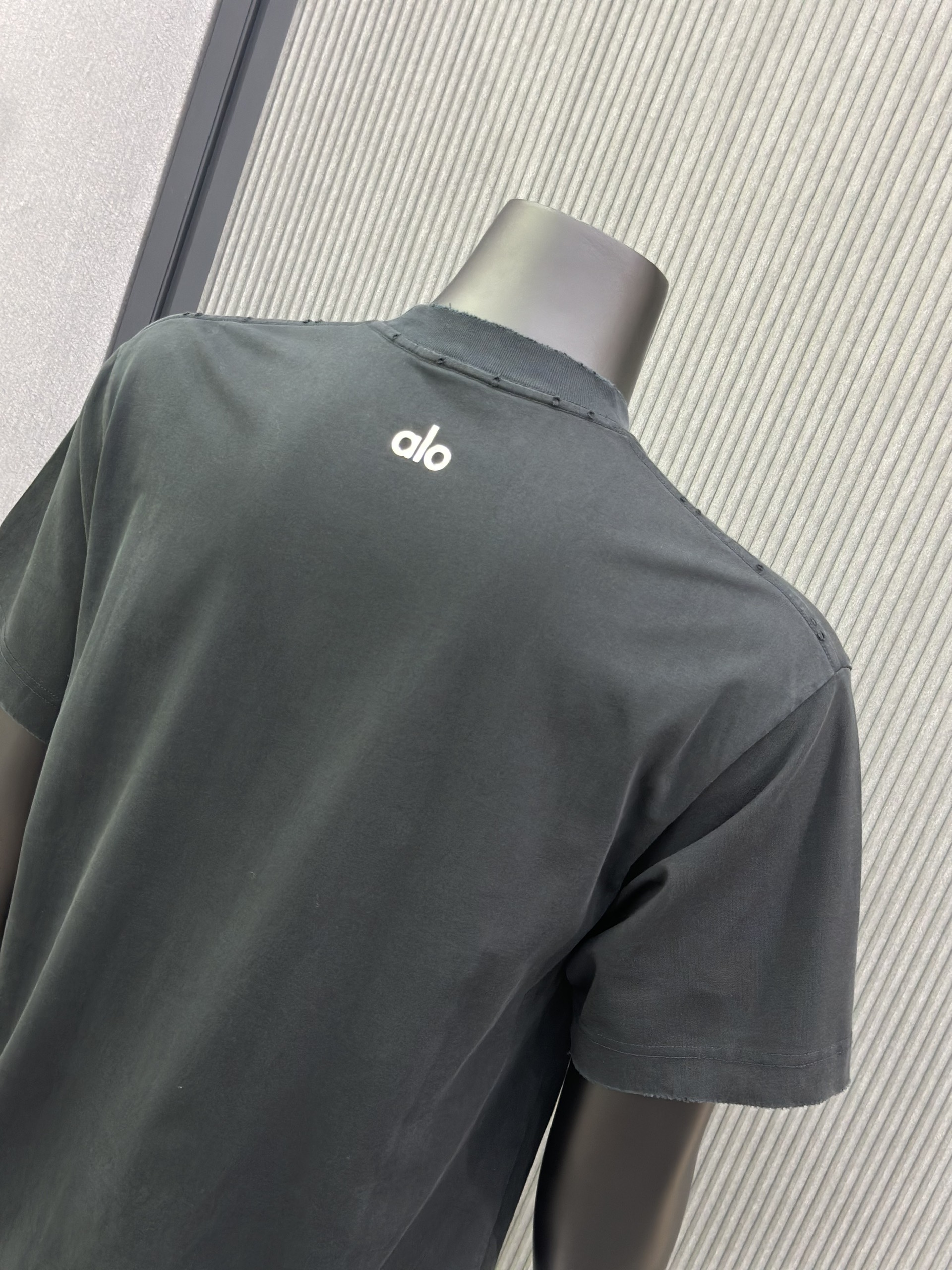 Áo phông T-shirt Alo Đen rách lỗ Like Auth VTN