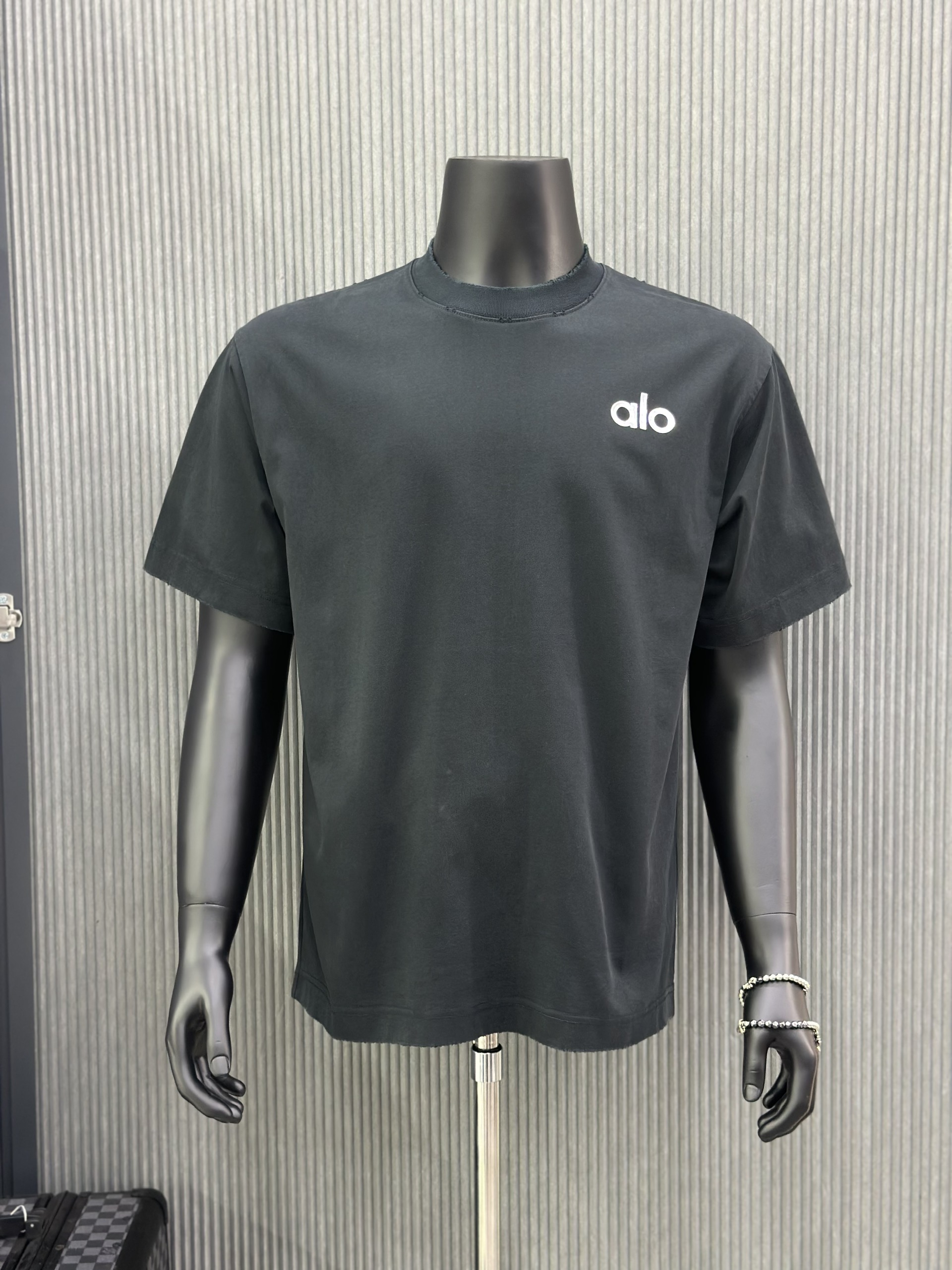 Áo phông T-shirt Alo Đen rách lỗ Like Auth VTN
