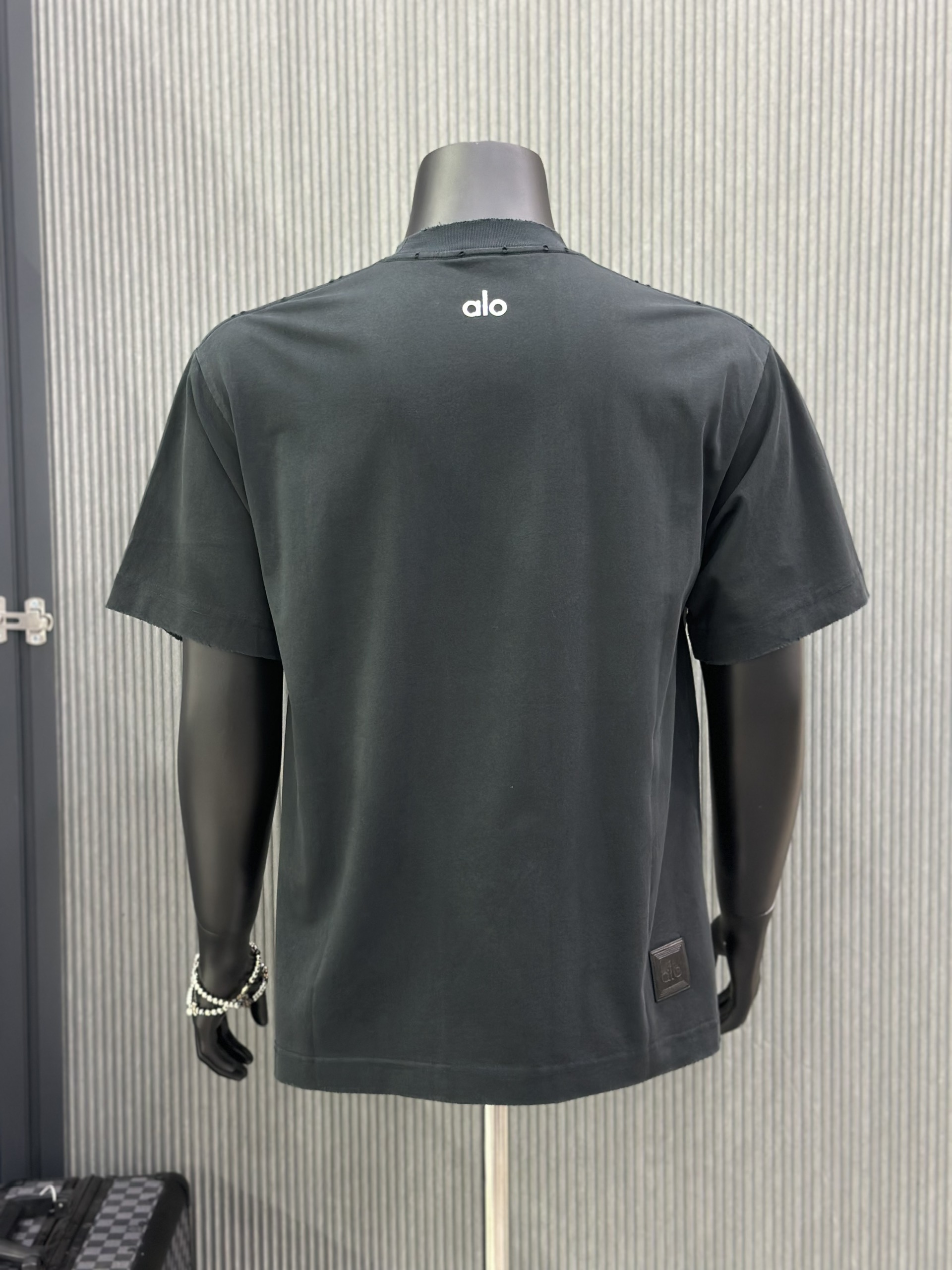 Áo phông T-shirt Alo Đen rách lỗ Like Auth VTN