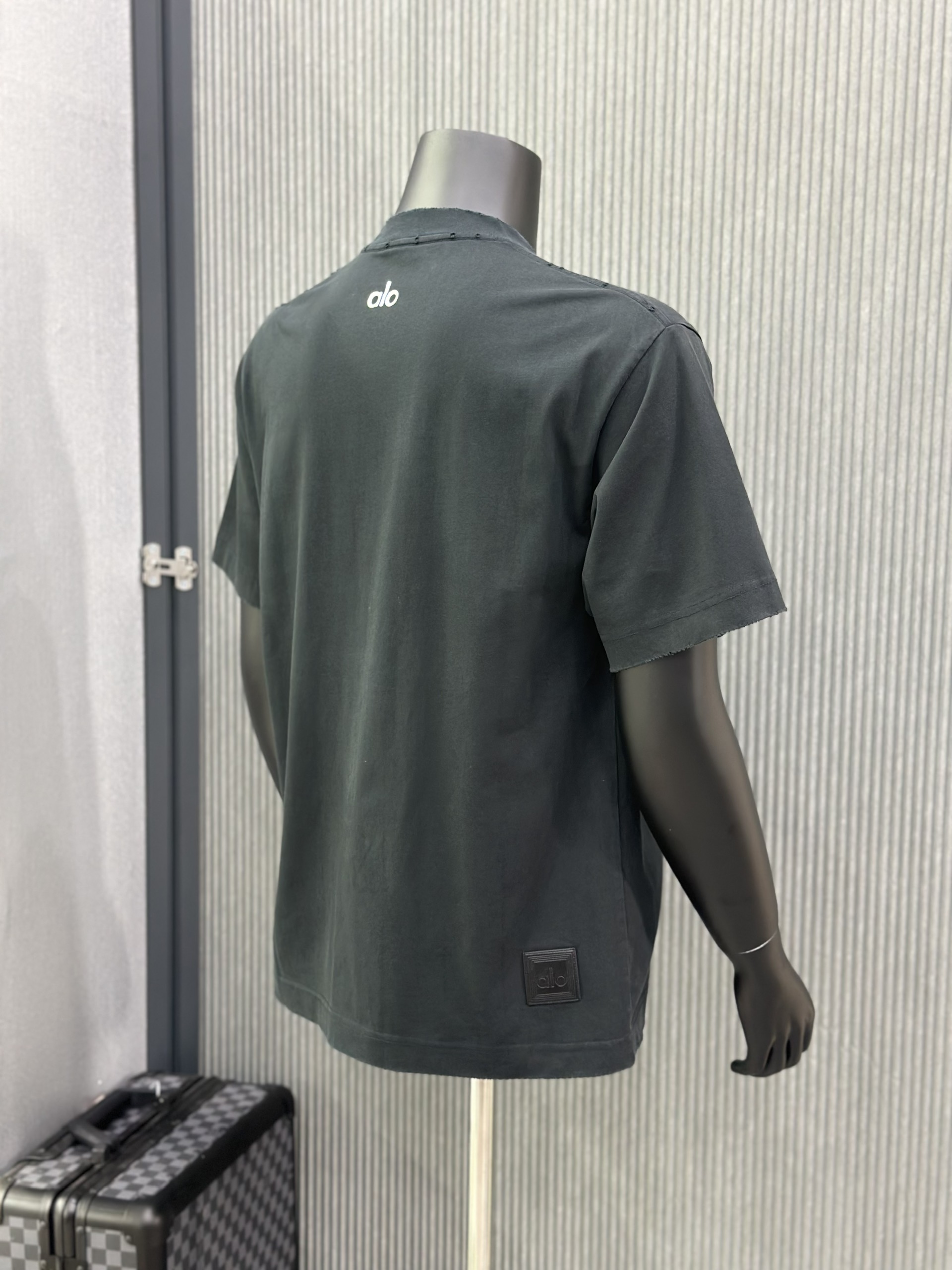 Áo phông T-shirt Alo Đen rách lỗ Like Auth VTN