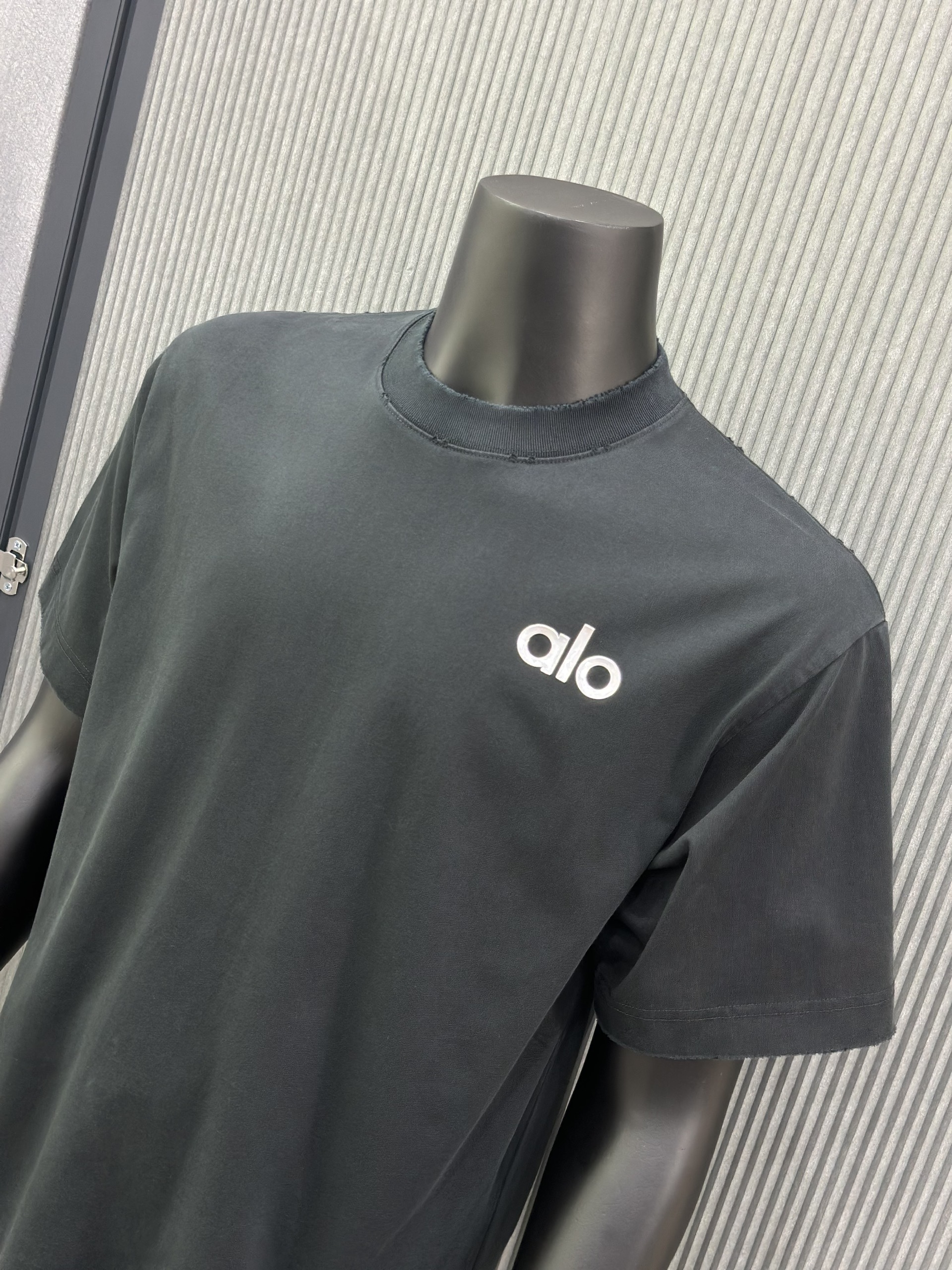 Áo phông T-shirt Alo Đen rách lỗ Like Auth VTN