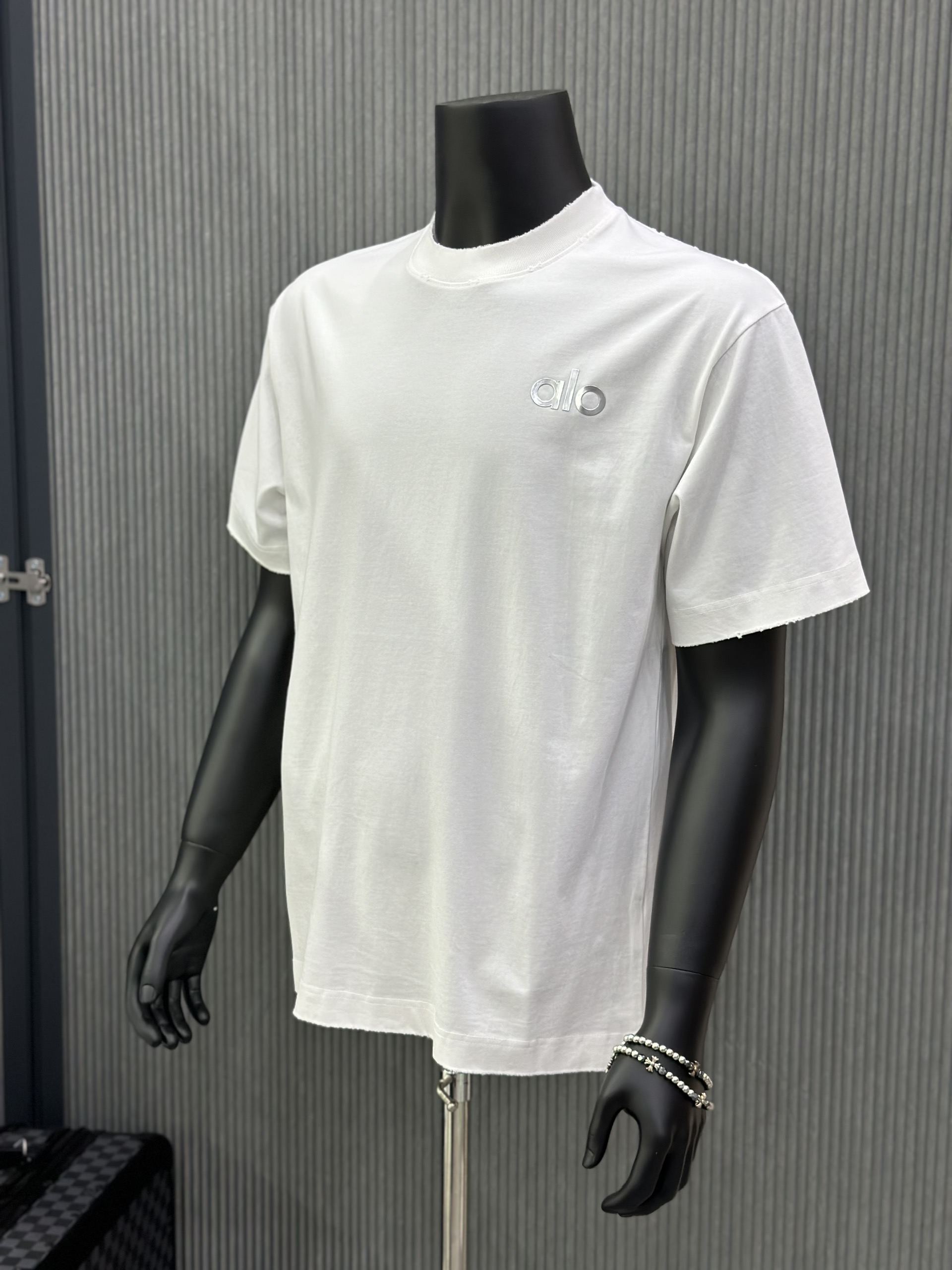 Áo phông T-shirt Alo Trắng rách lỗ Like Auth VTN