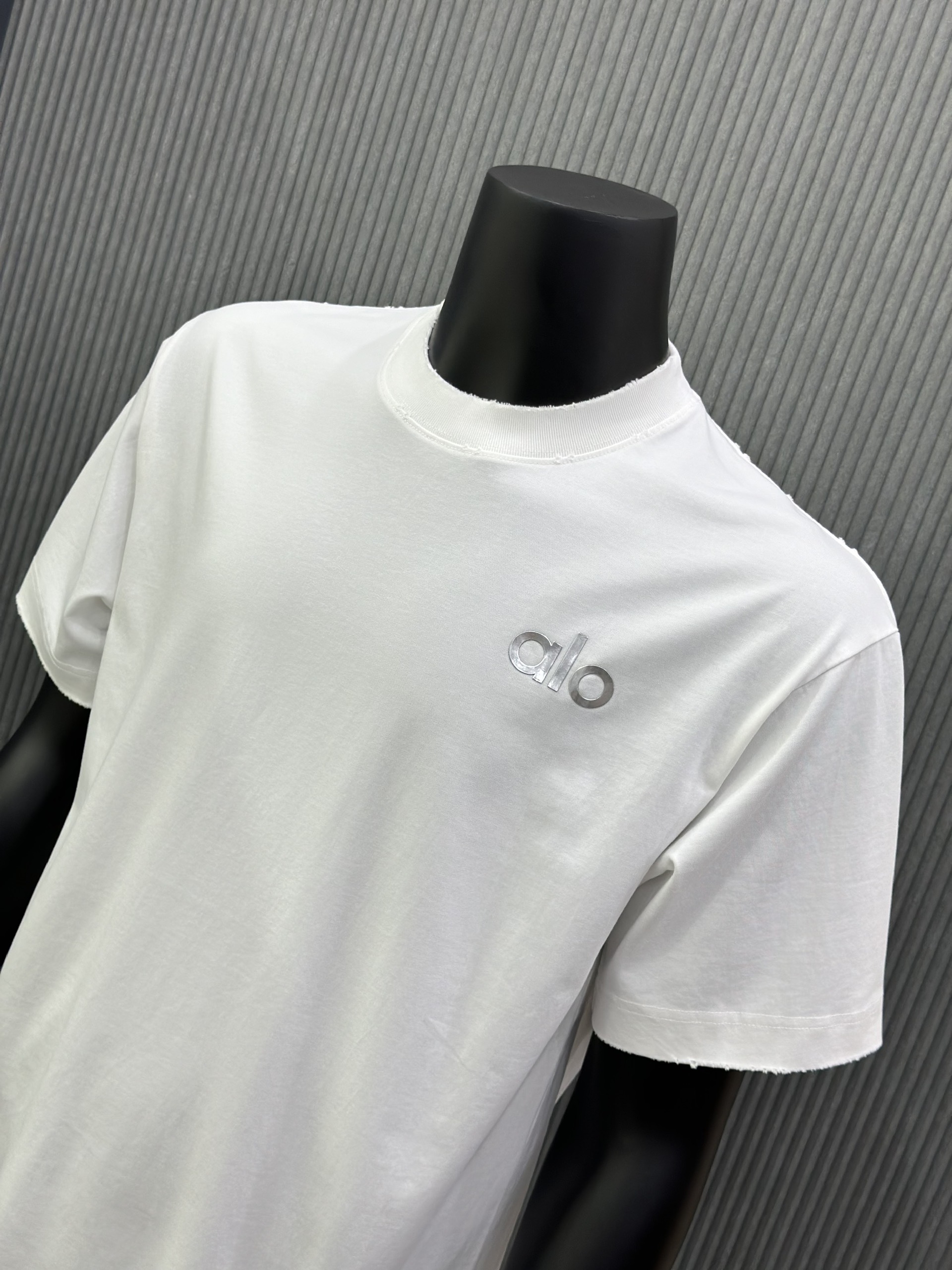 Áo phông T-shirt Alo Trắng rách lỗ Like Auth VTN