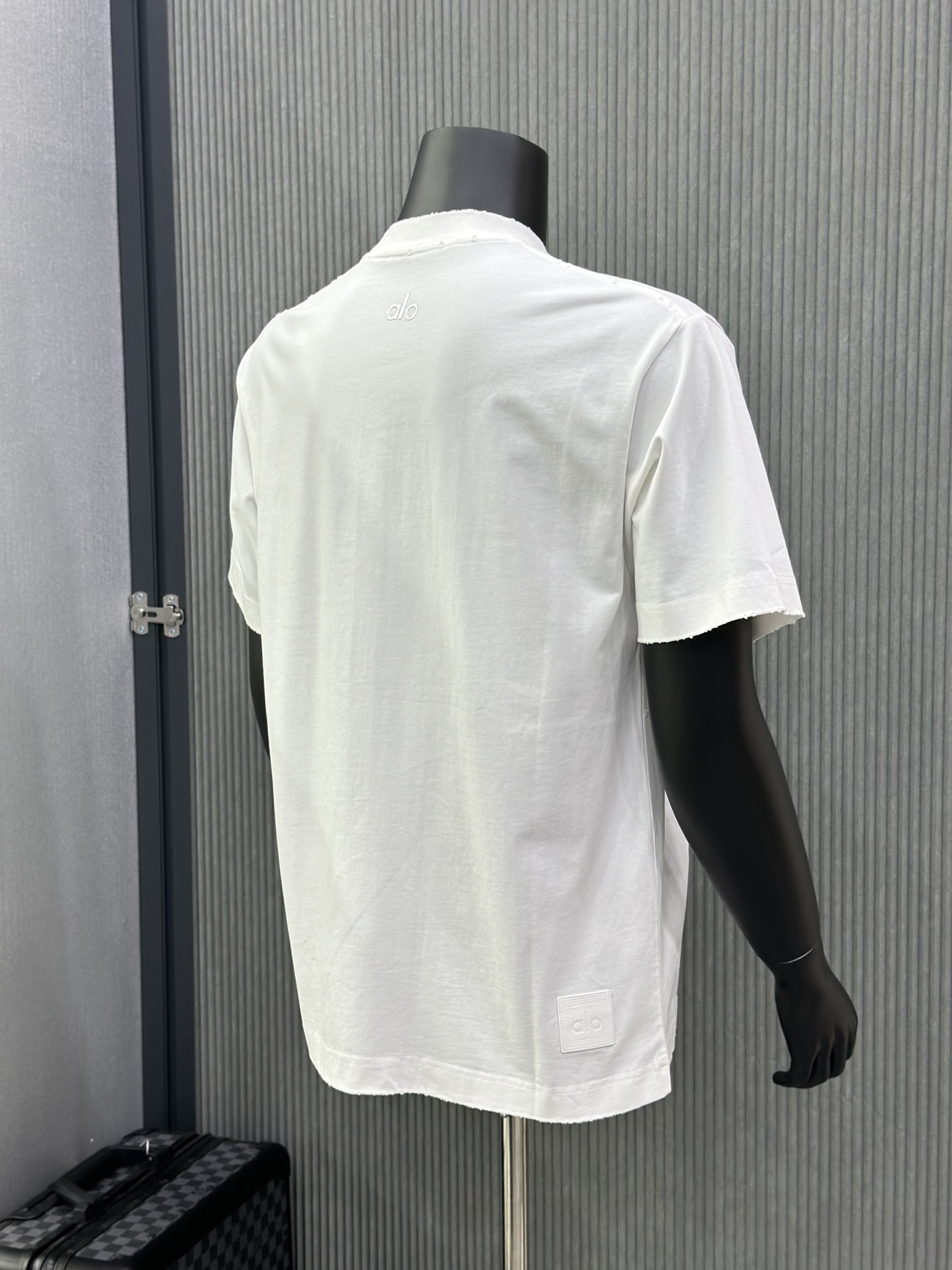 Áo phông T-shirt Alo Trắng rách lỗ Like Auth VTN