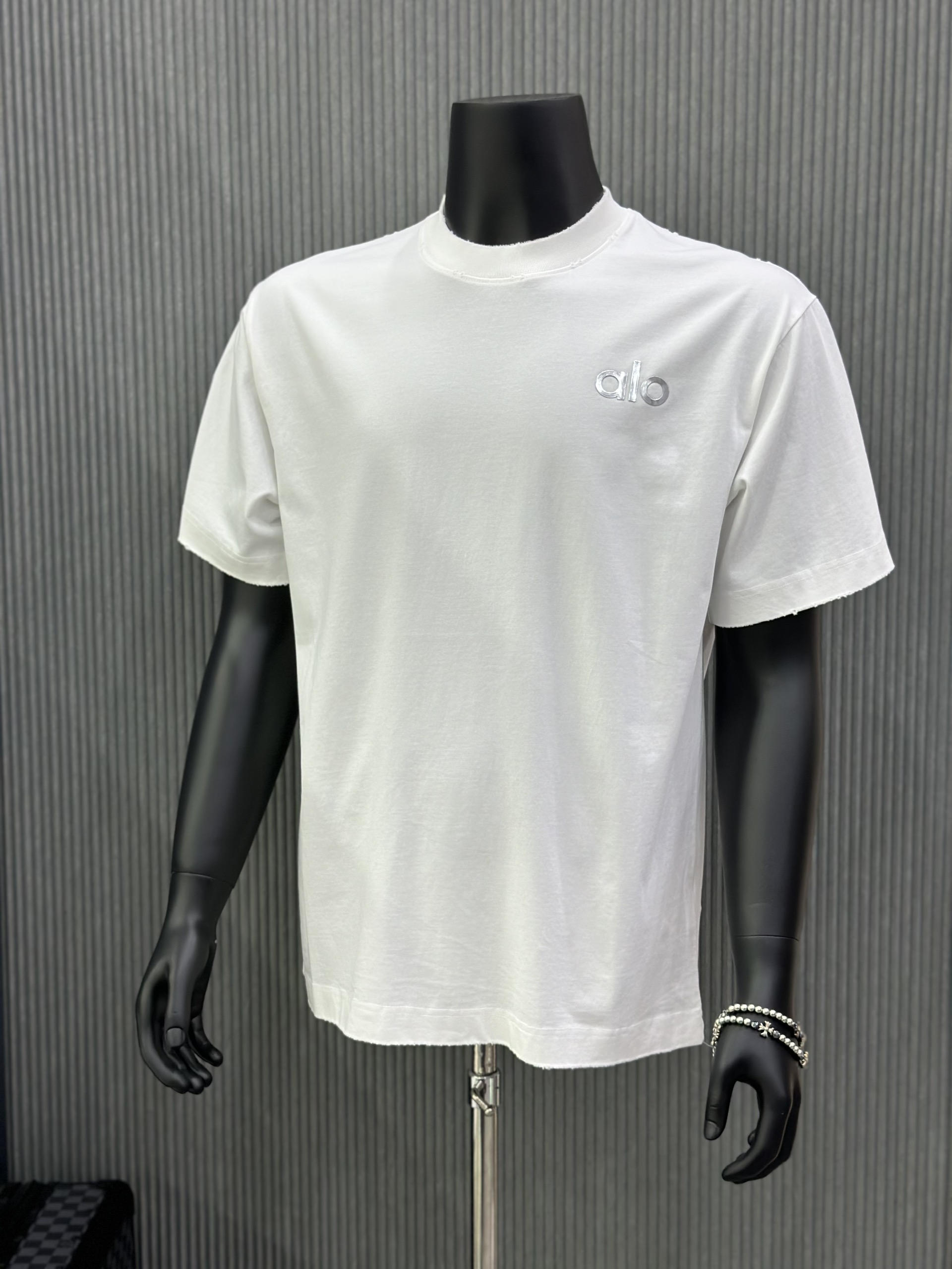 Áo phông T-shirt Alo Trắng rách lỗ Like Auth VTN