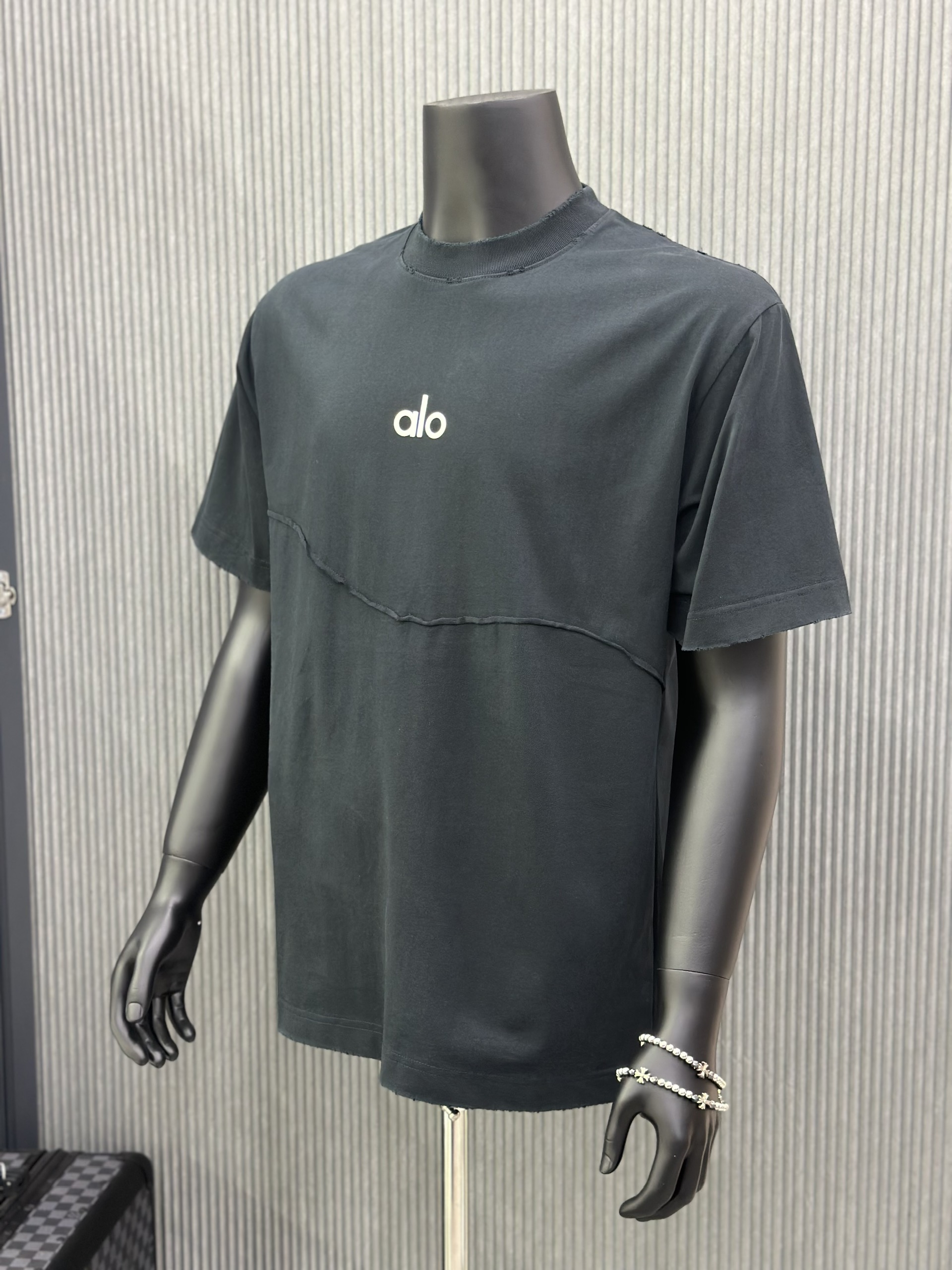 Áo phông T-shirt Alo Đen vá rách lỗ viền Like Auth VTN