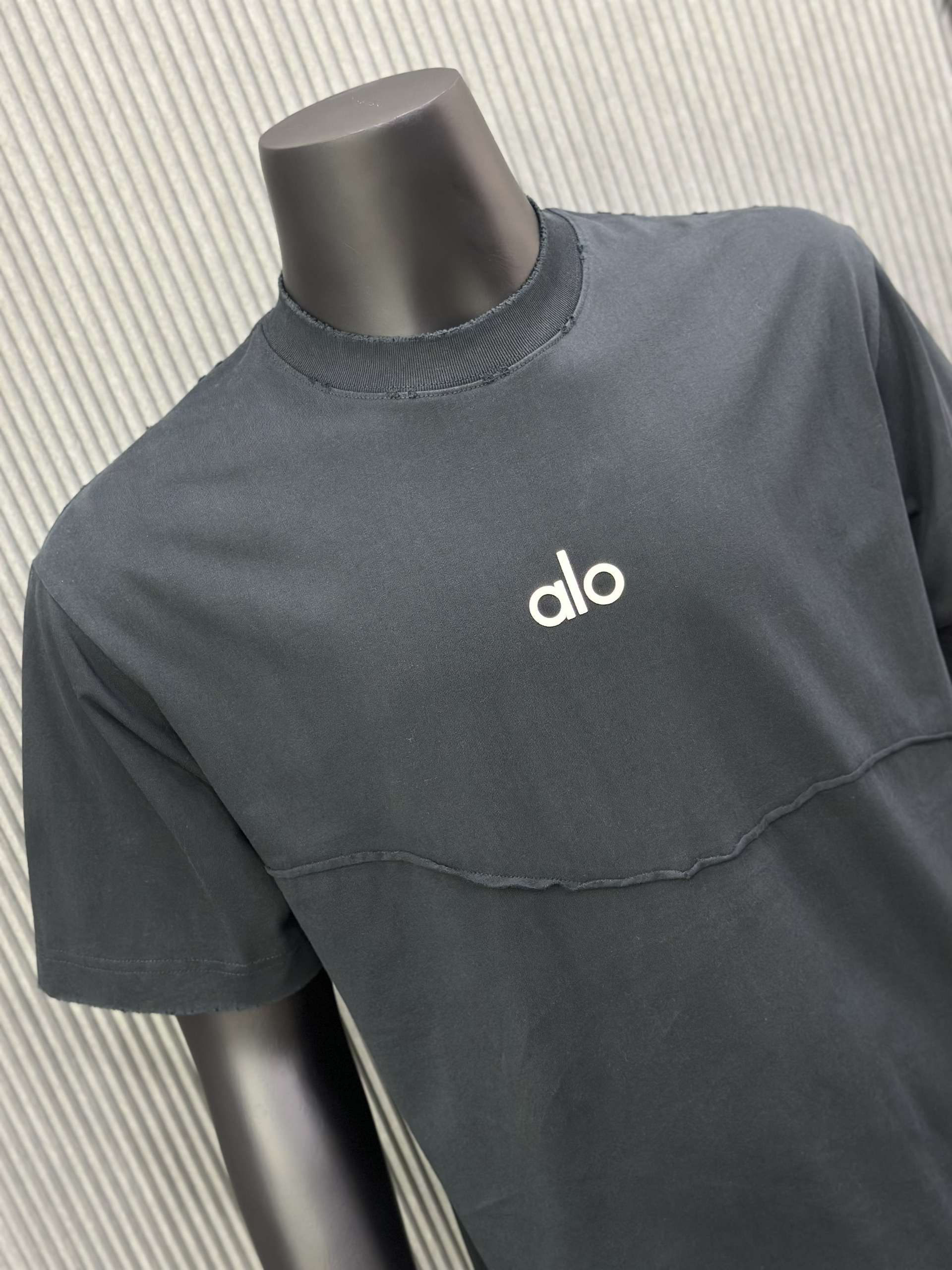 Áo phông T-shirt Alo Đen vá rách lỗ viền Like Auth VTN