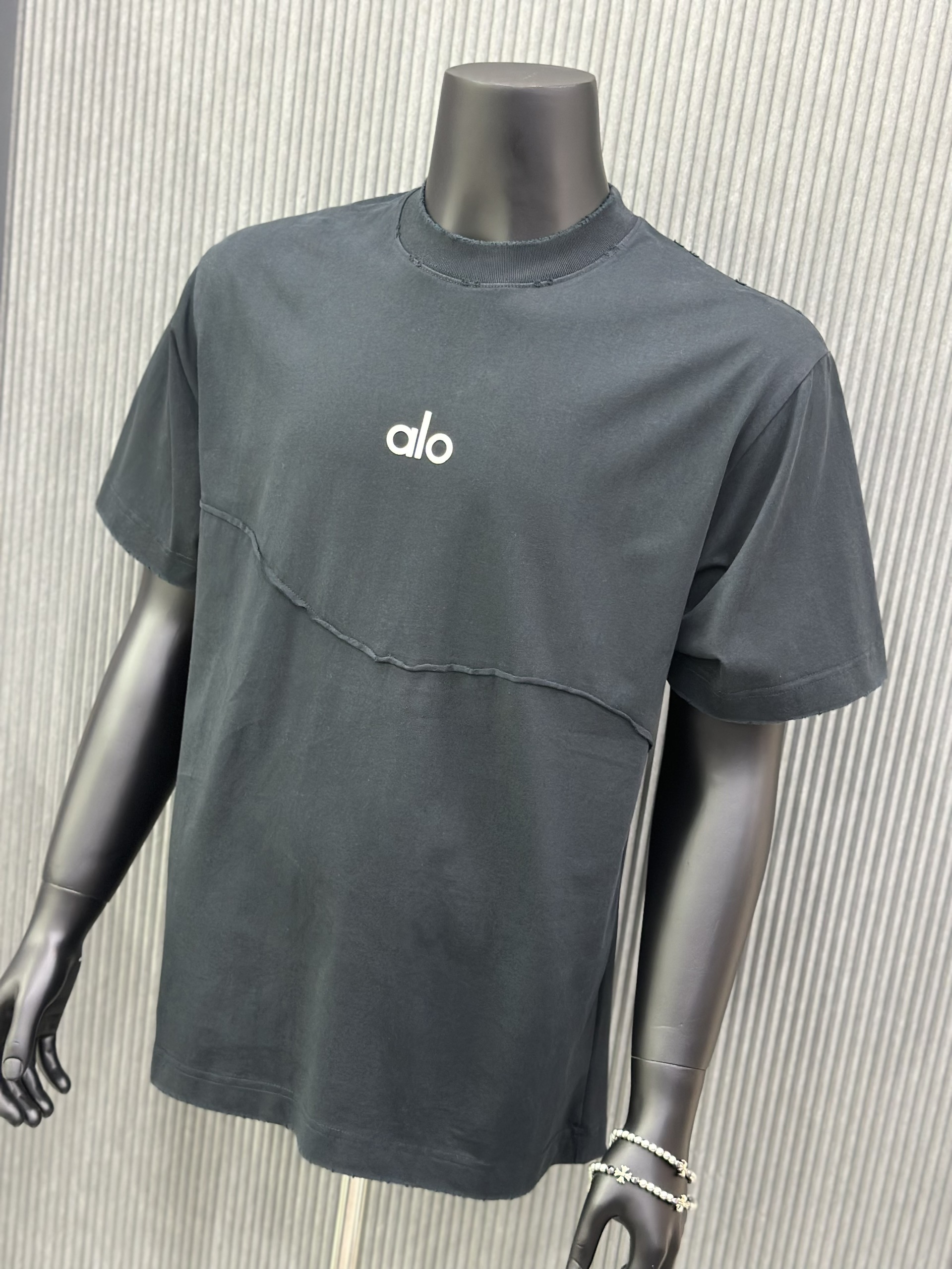 Áo phông T-shirt Alo Đen vá rách lỗ viền Like Auth VTN