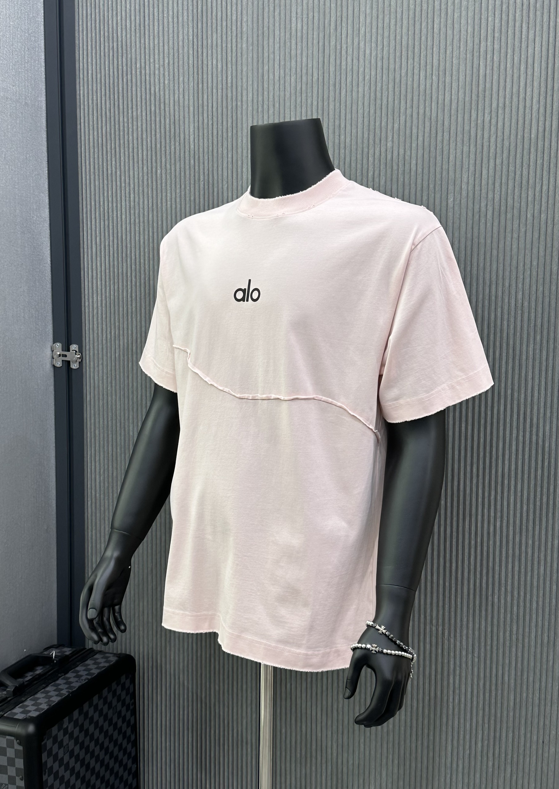 Áo phông T-shirt Alo Hồng nhạt vá rách lỗ viền Like Auth VTN