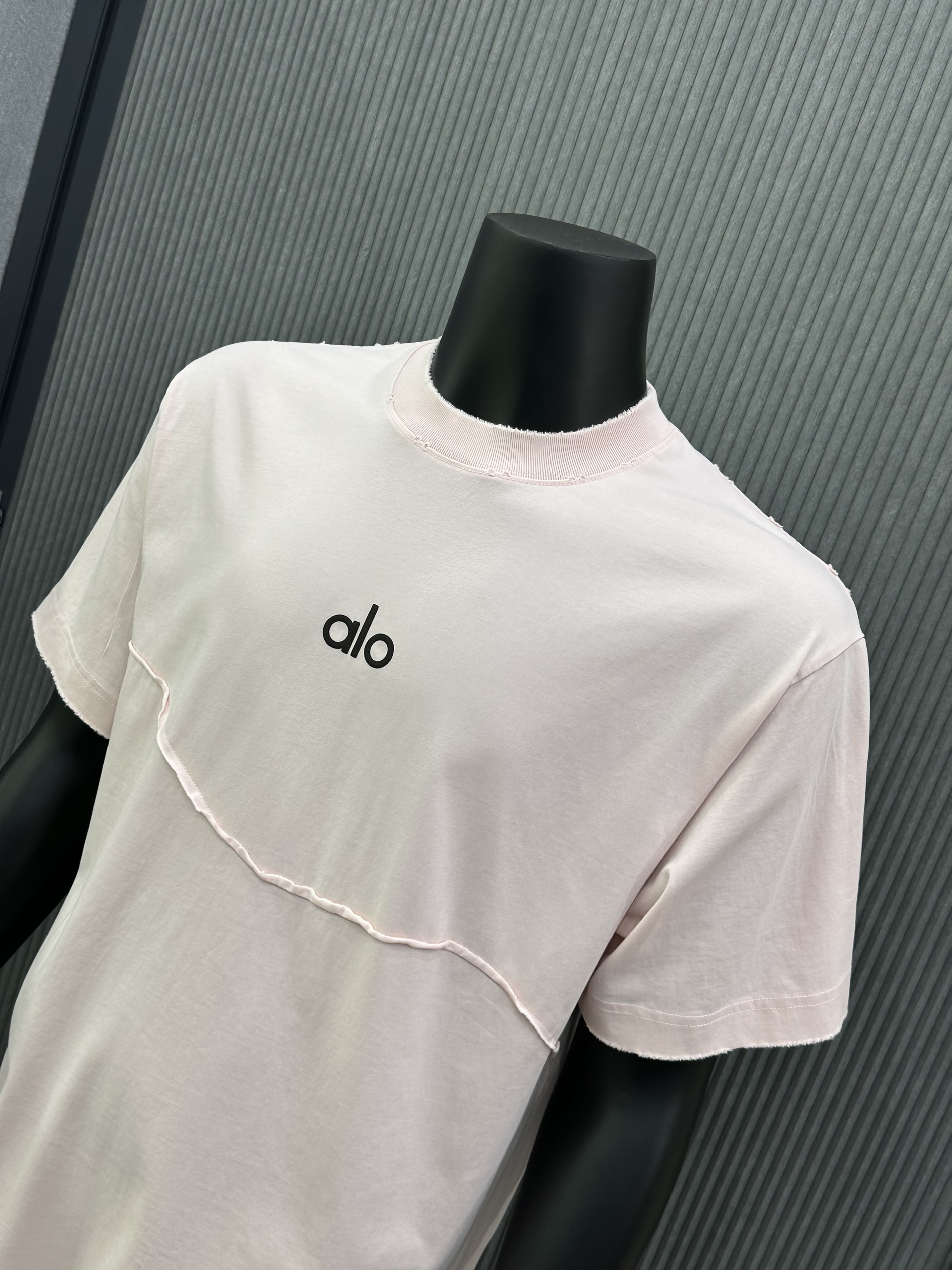 Áo phông T-shirt Alo Hồng nhạt vá rách lỗ viền Like Auth VTN