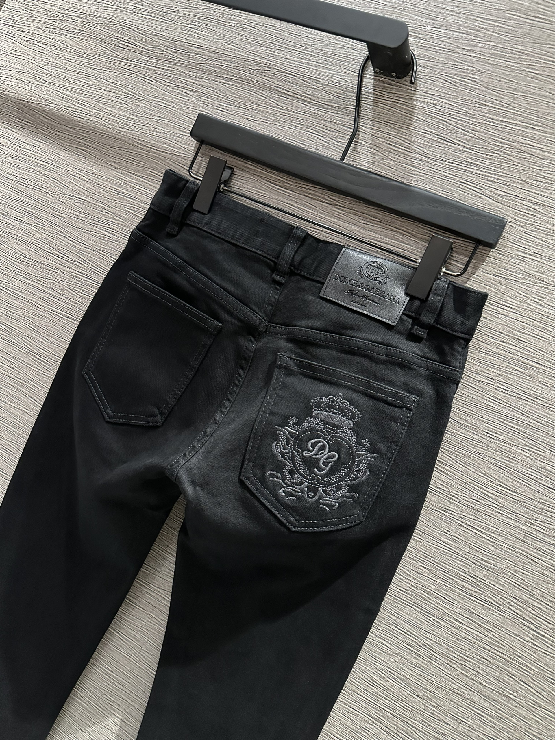 Quần jean Dolce Gabbana DG Đen logo thêu túi sau Like Auth VTN