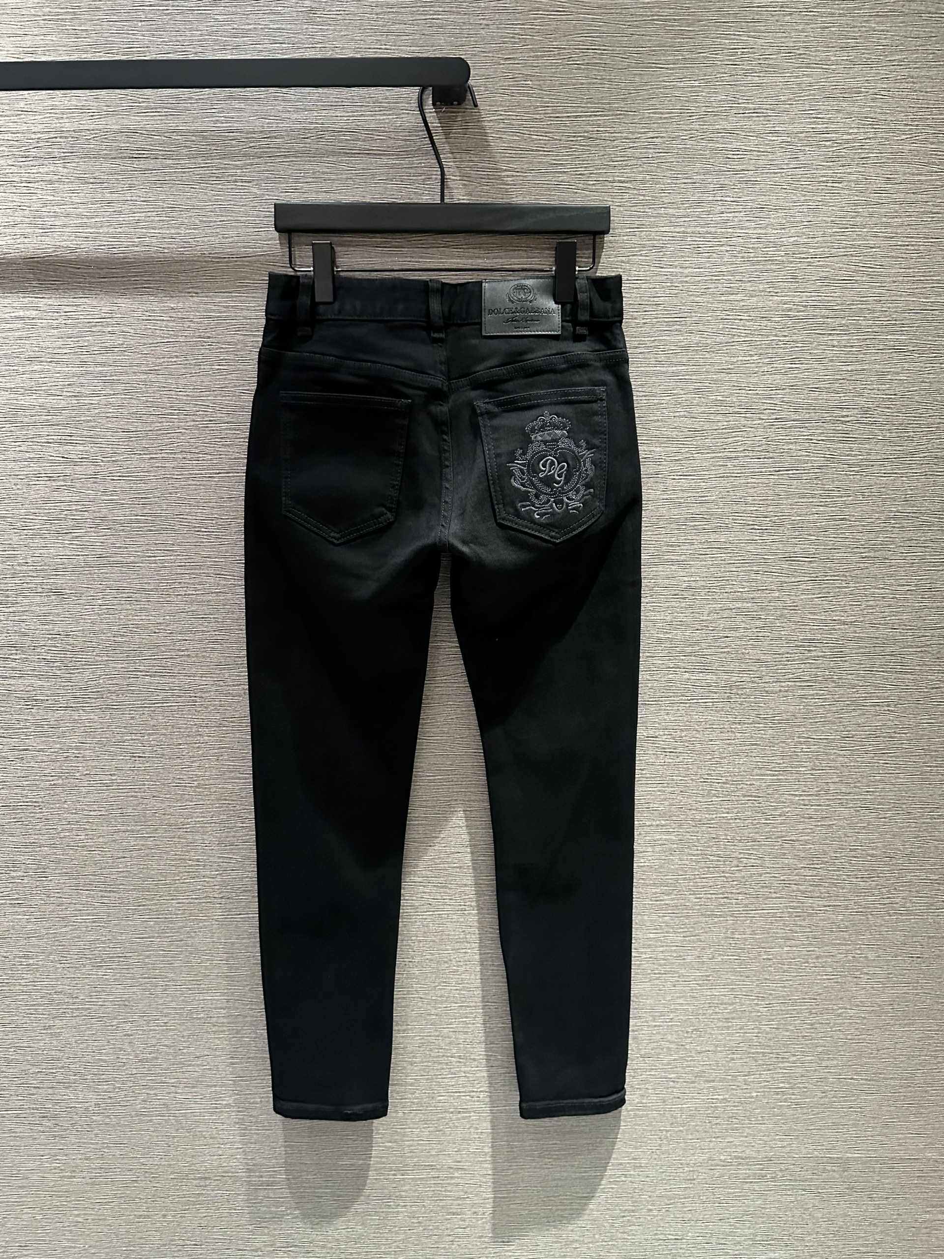 Quần jean Dolce Gabbana DG Đen logo thêu túi sau Like Auth VTN