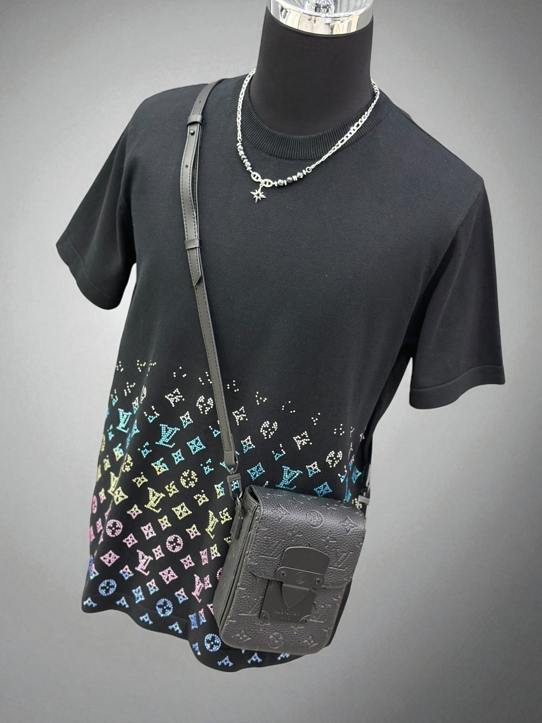 Áo phông T-shirt len Louis Vuitton LV Đen họa tiết đính đá màu sắc Like Auth VTN