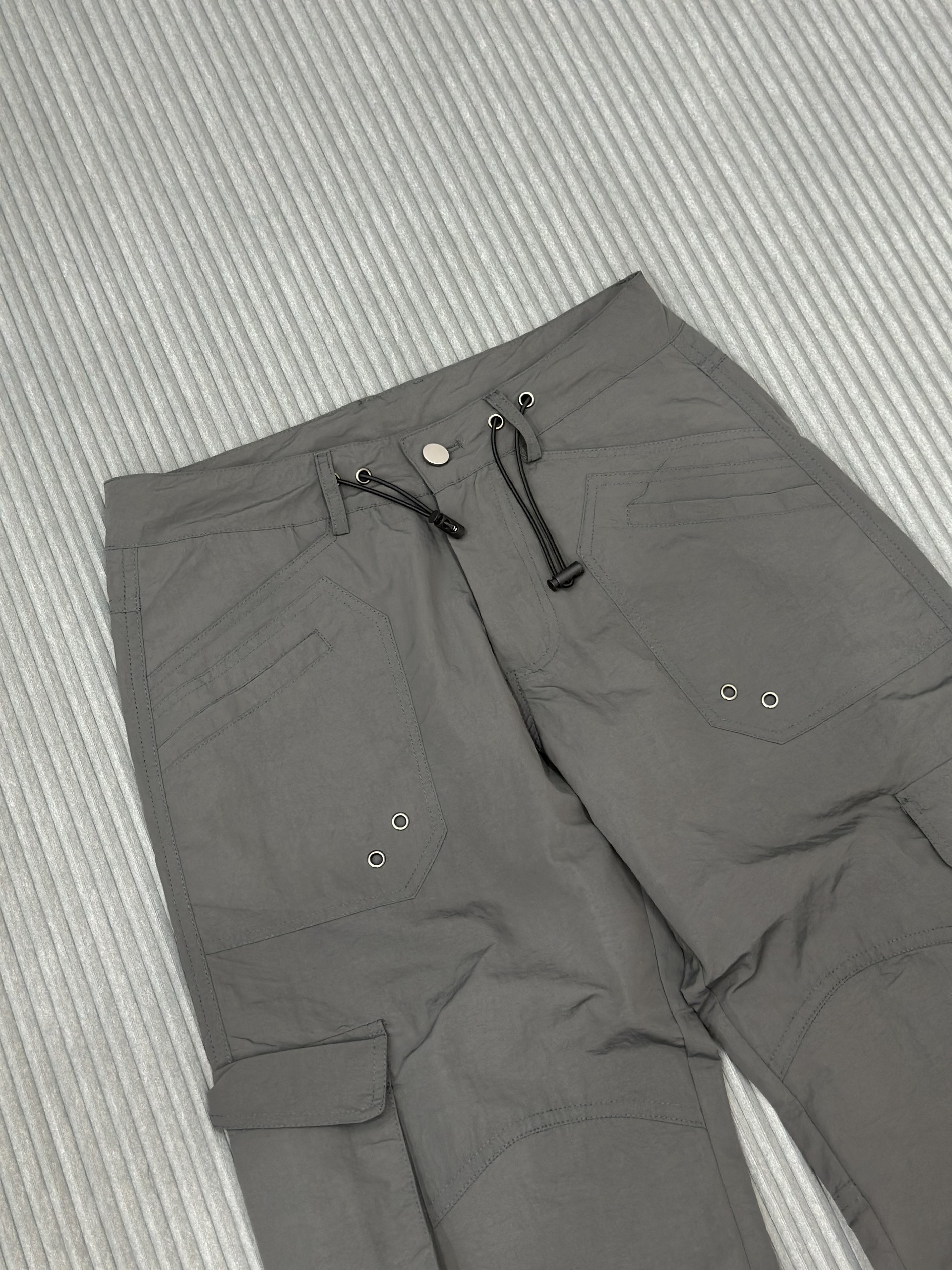 Quần jogger Xám túi hộp lỗ tròn Like Auth VTN