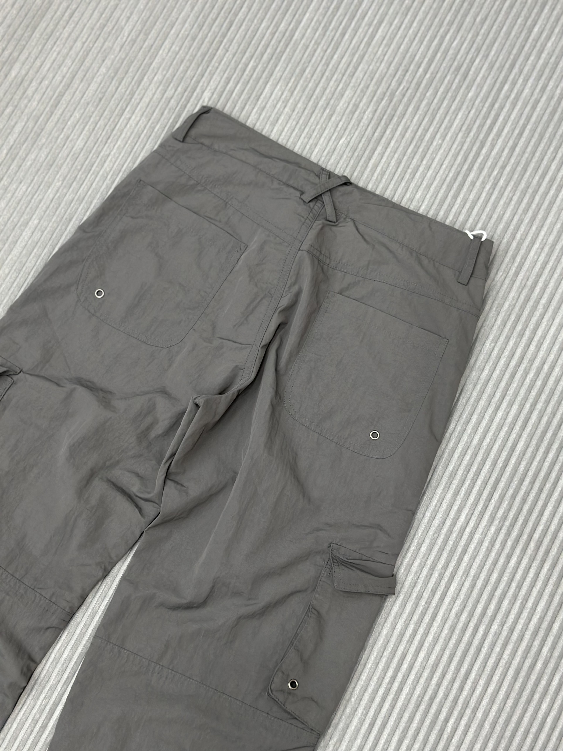 Quần jogger Xám túi hộp lỗ tròn Like Auth VTN