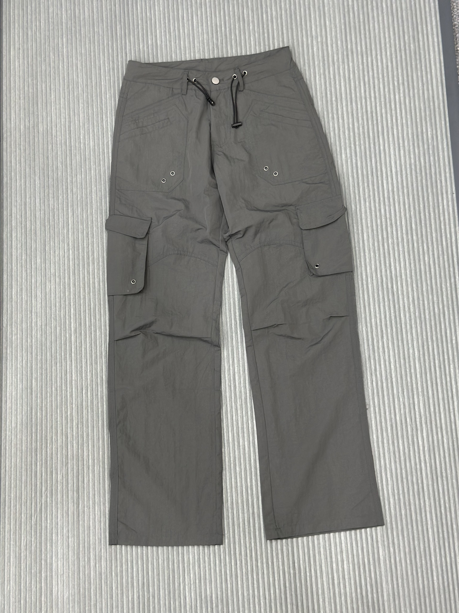 Quần jogger Xám túi hộp lỗ tròn Like Auth VTN