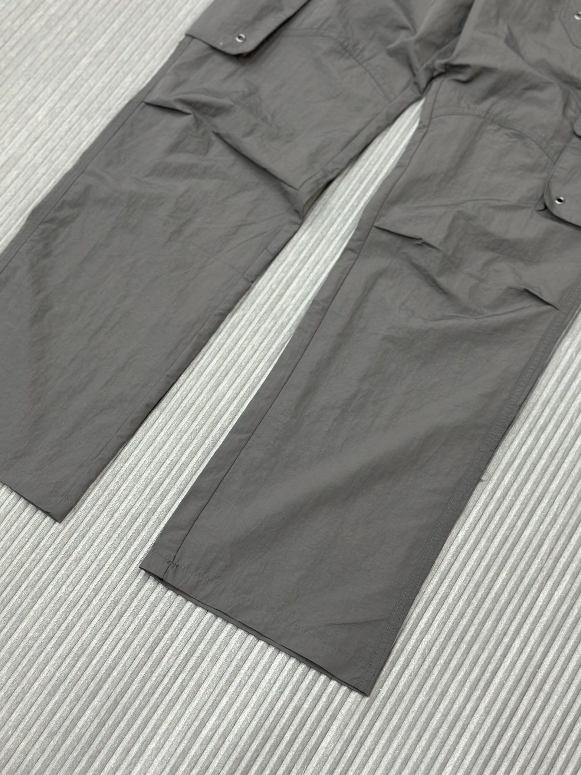 Quần jogger Xám túi hộp lỗ tròn Like Auth VTN