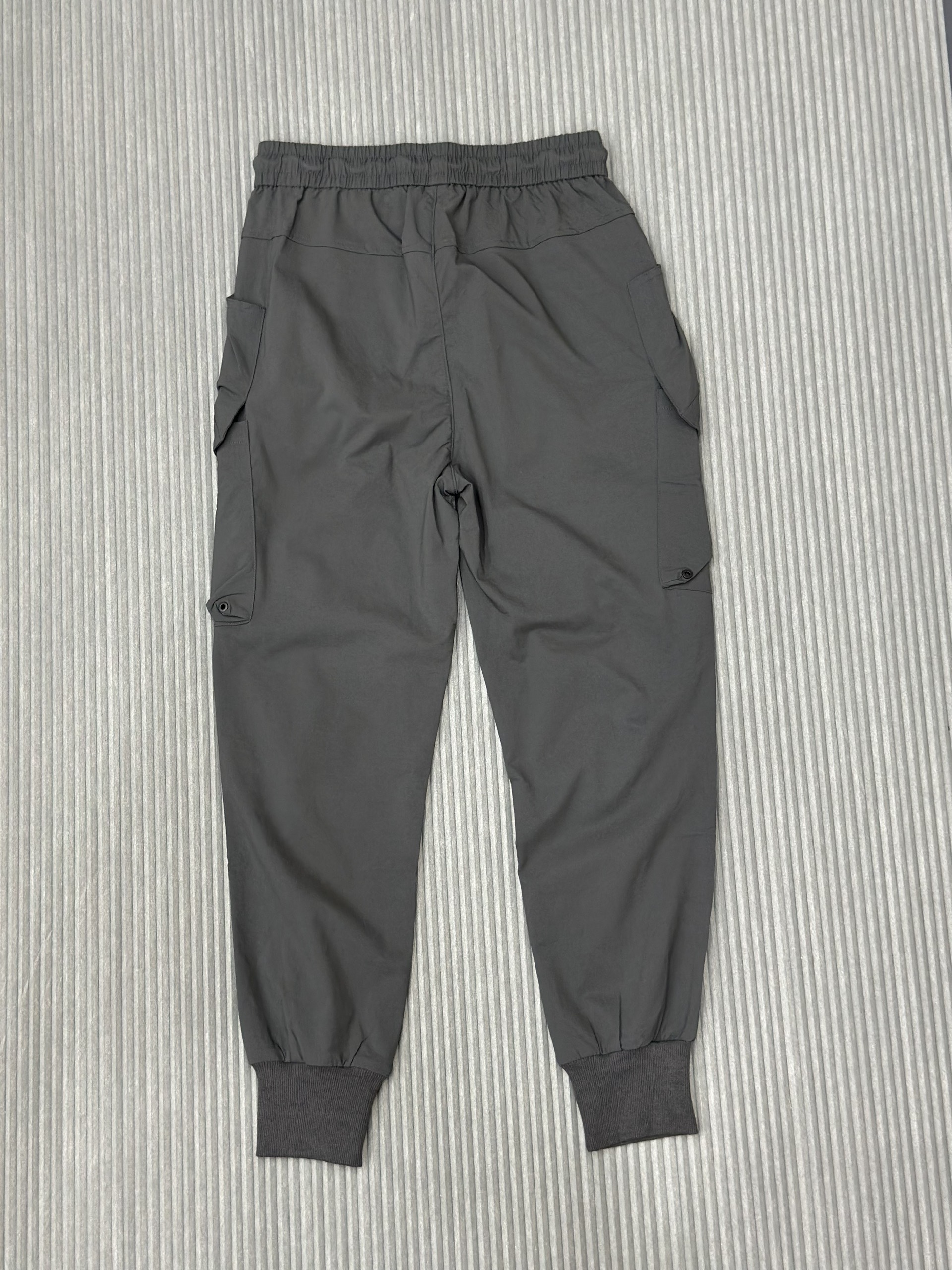 Quần dài nỉ Xám túi hộp đùi bo chun gấu Like Auth VTN