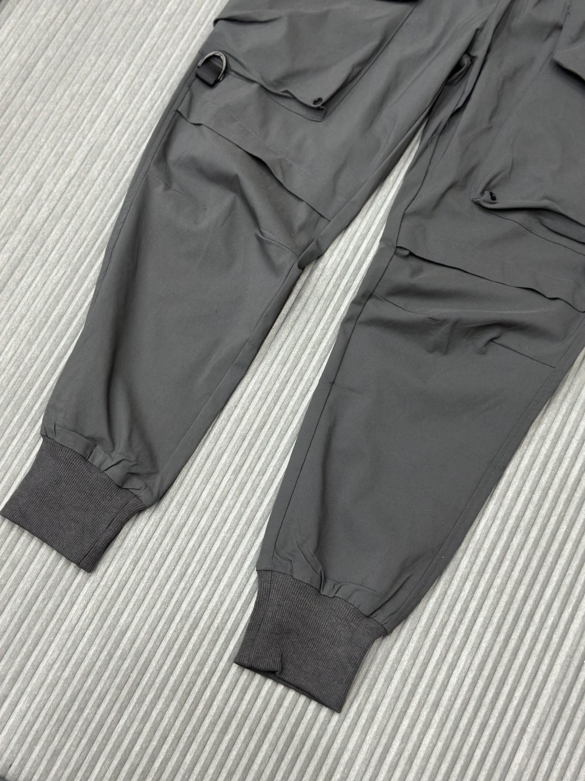 Quần dài nỉ Xám túi hộp đùi bo chun gấu Like Auth VTN