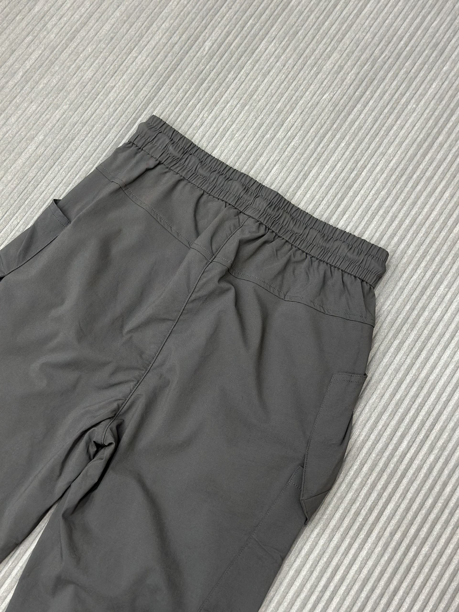 Quần dài nỉ Xám túi hộp đùi bo chun gấu Like Auth VTN