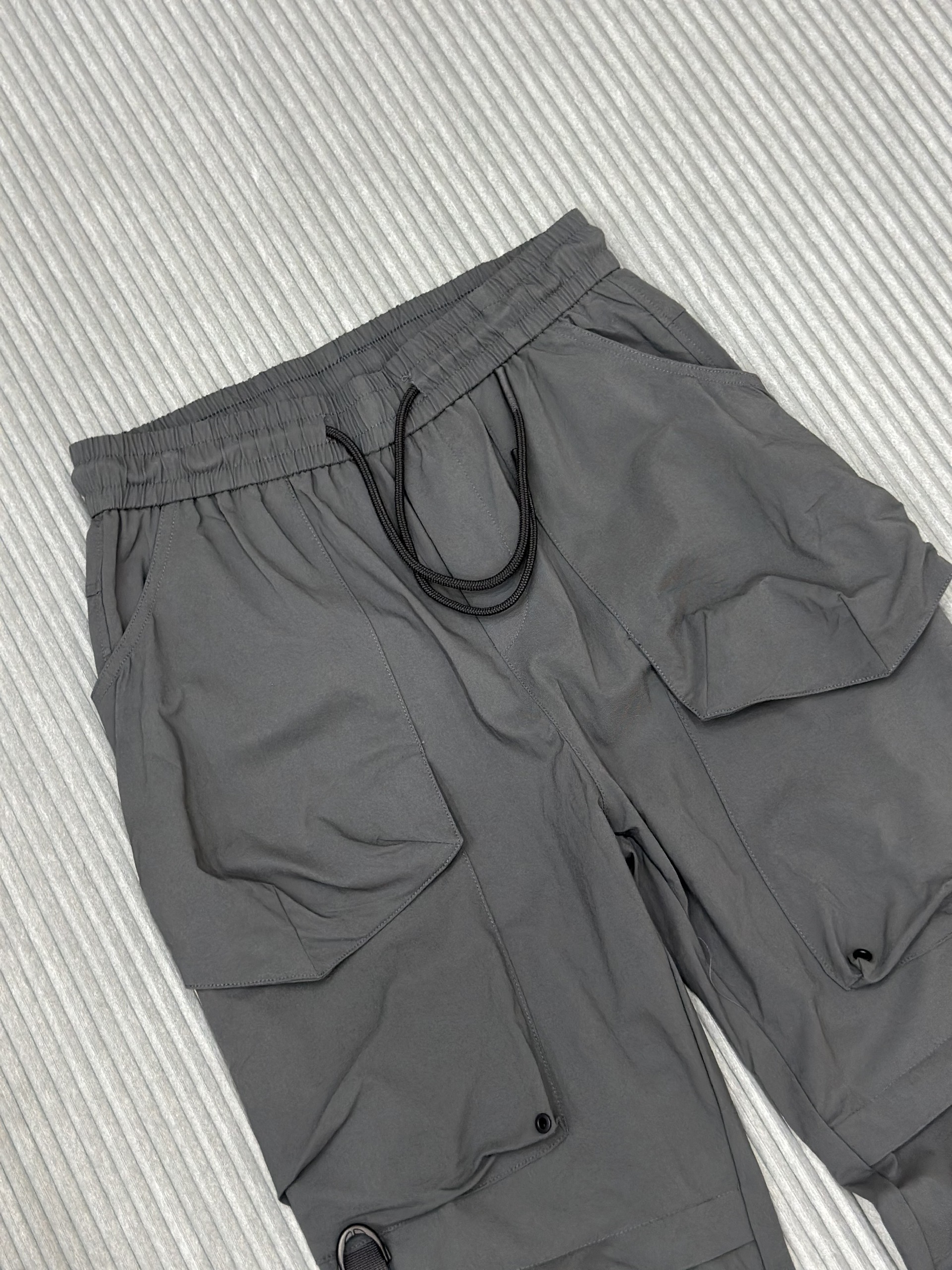 Quần dài nỉ Xám túi hộp đùi bo chun gấu Like Auth VTN