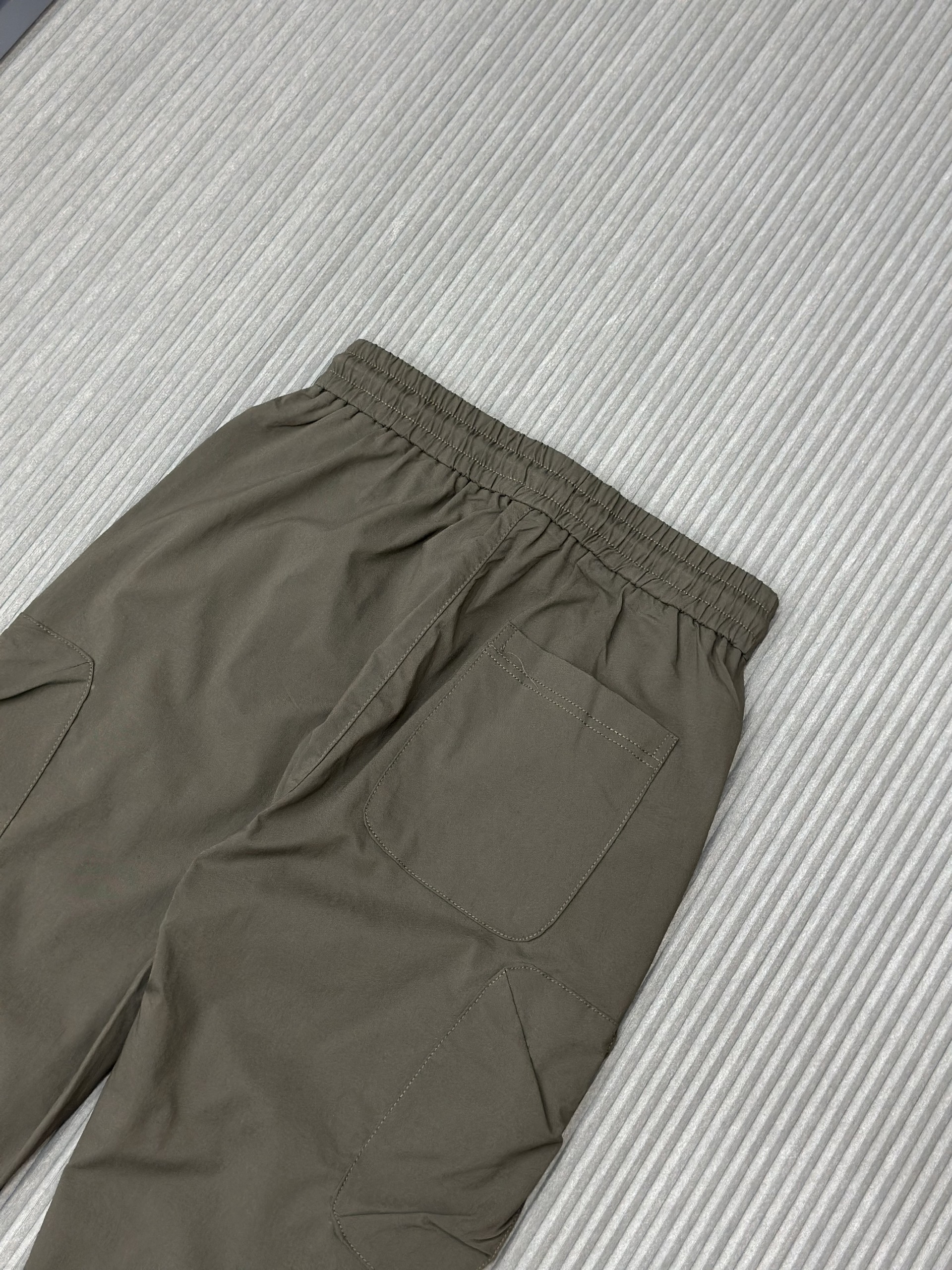 Quần dài nỉ Nâu rêu túi hộp đùi bo chun gấu Like Auth VTN