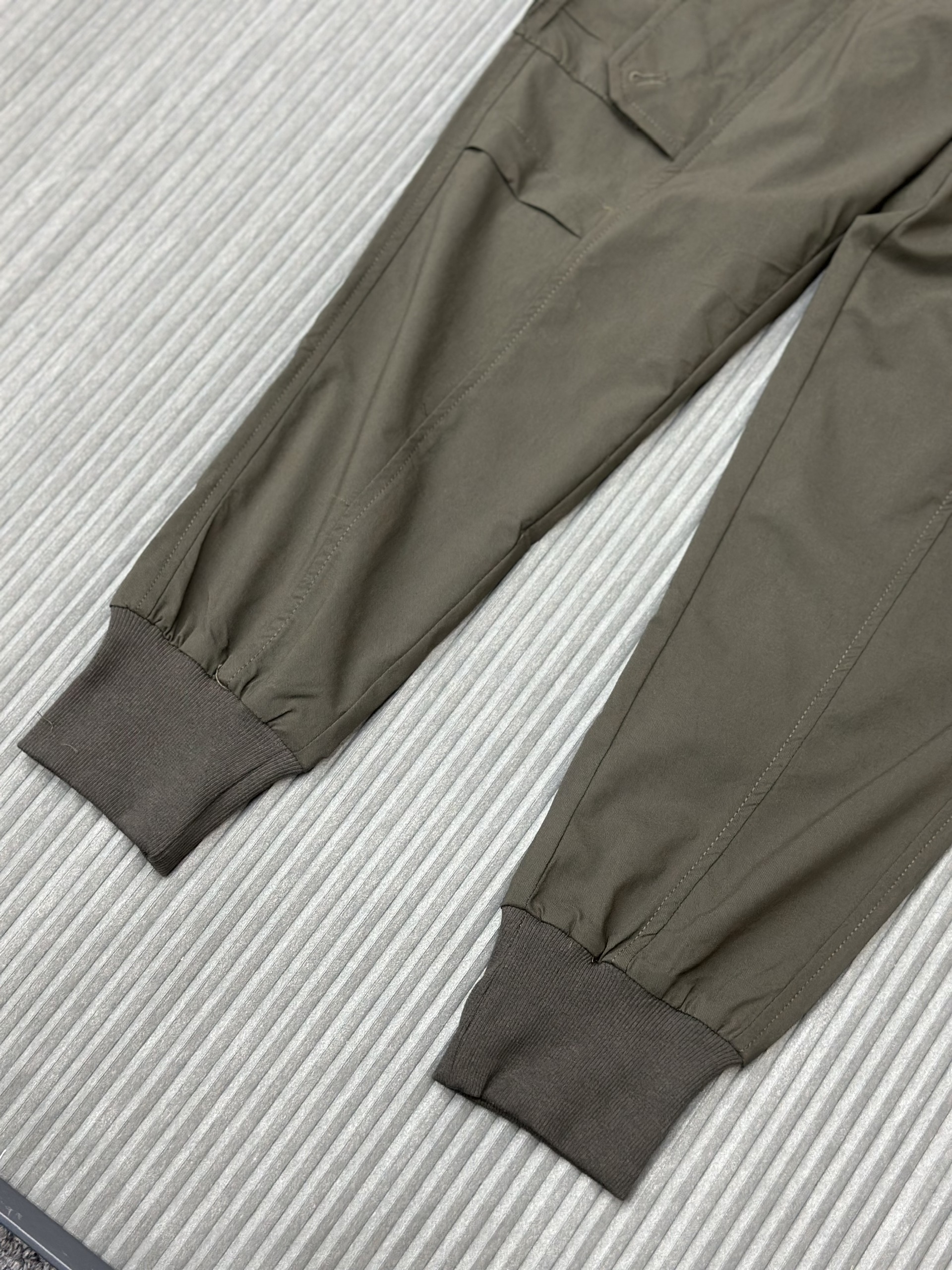 Quần dài nỉ Nâu rêu túi hộp đùi bo chun gấu Like Auth VTN