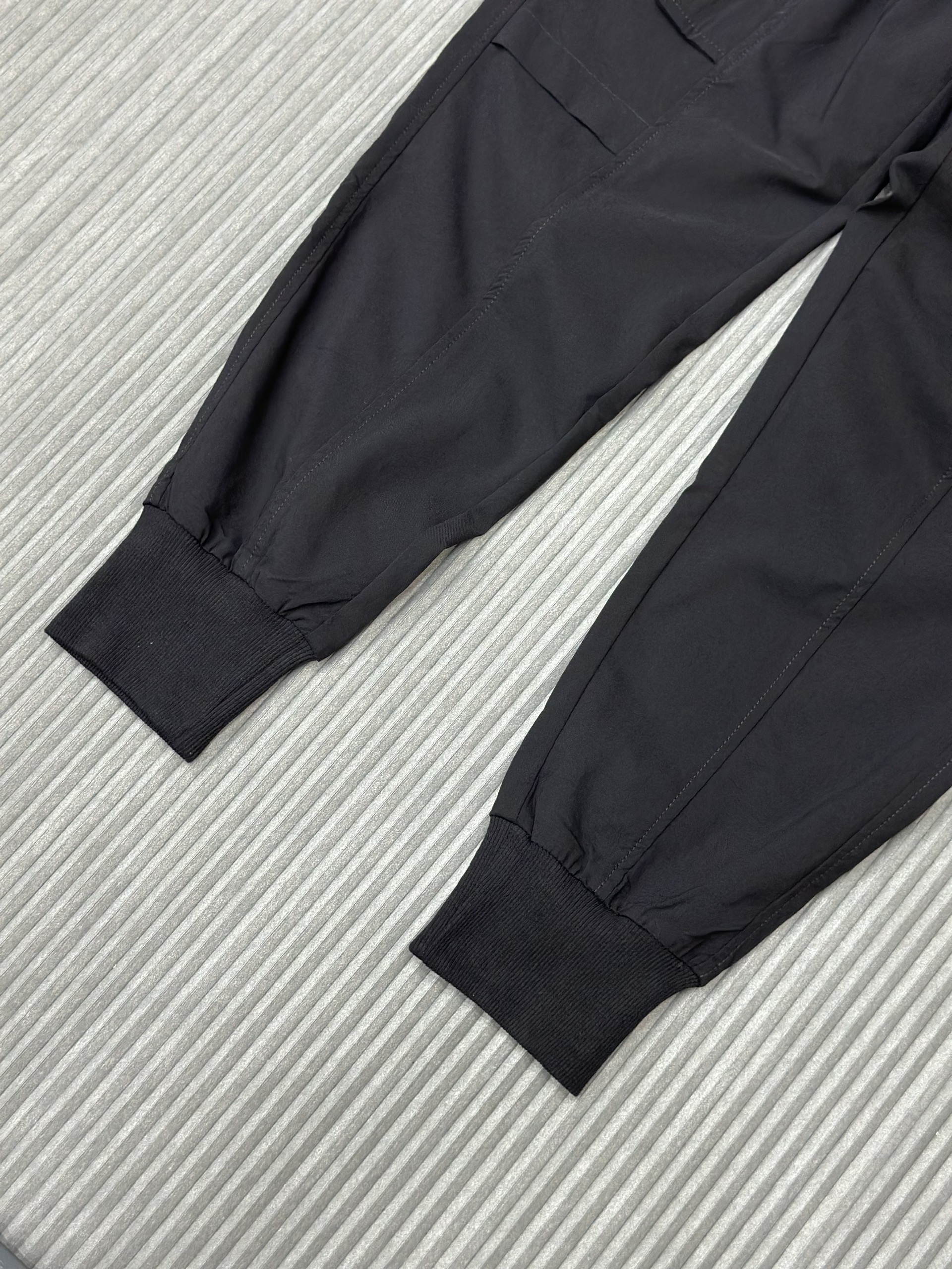 Quần dài nỉ Đen túi hộp đùi bo chun gấu Like Auth VTN