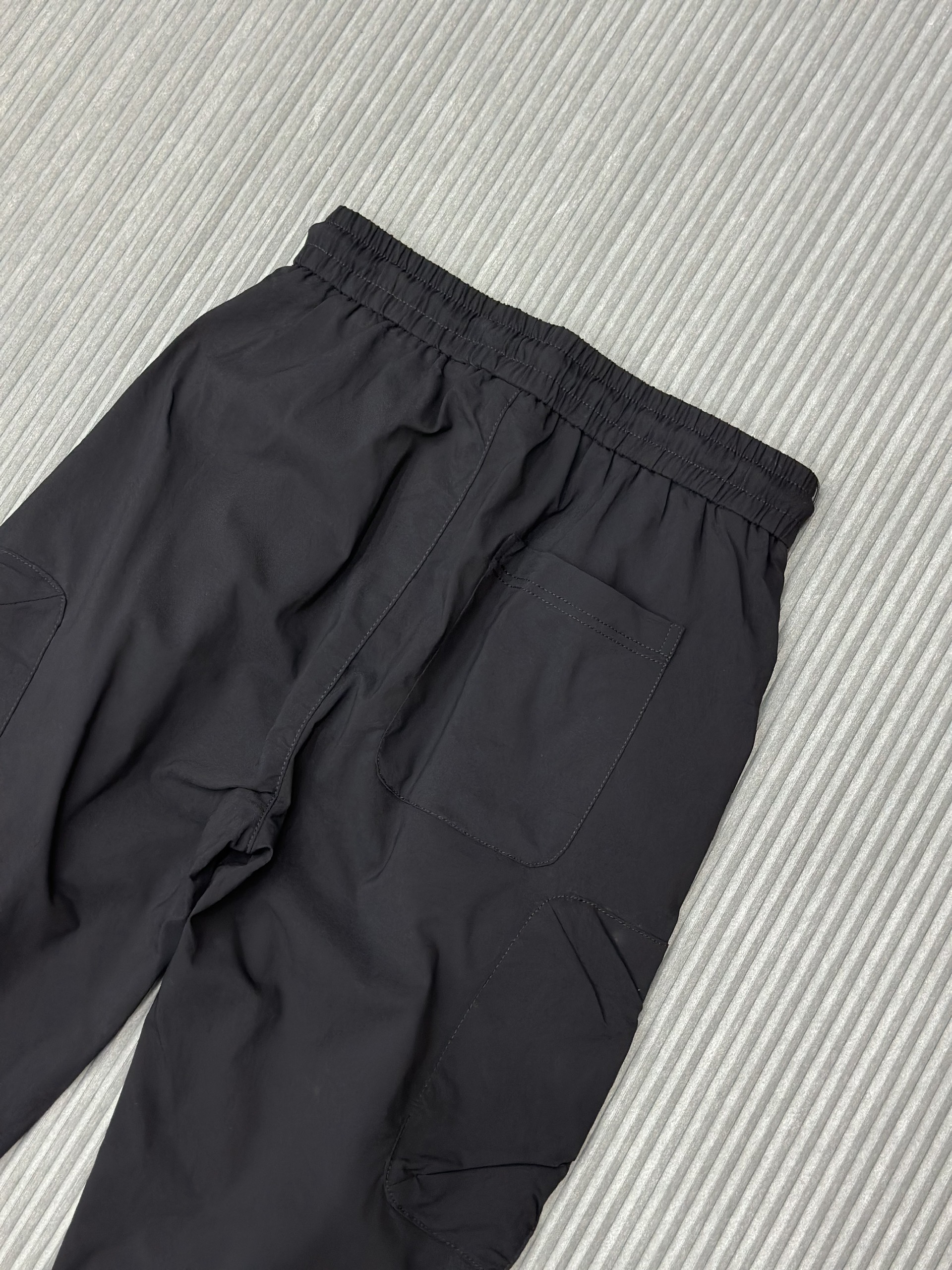 Quần dài nỉ Đen túi hộp đùi bo chun gấu Like Auth VTN