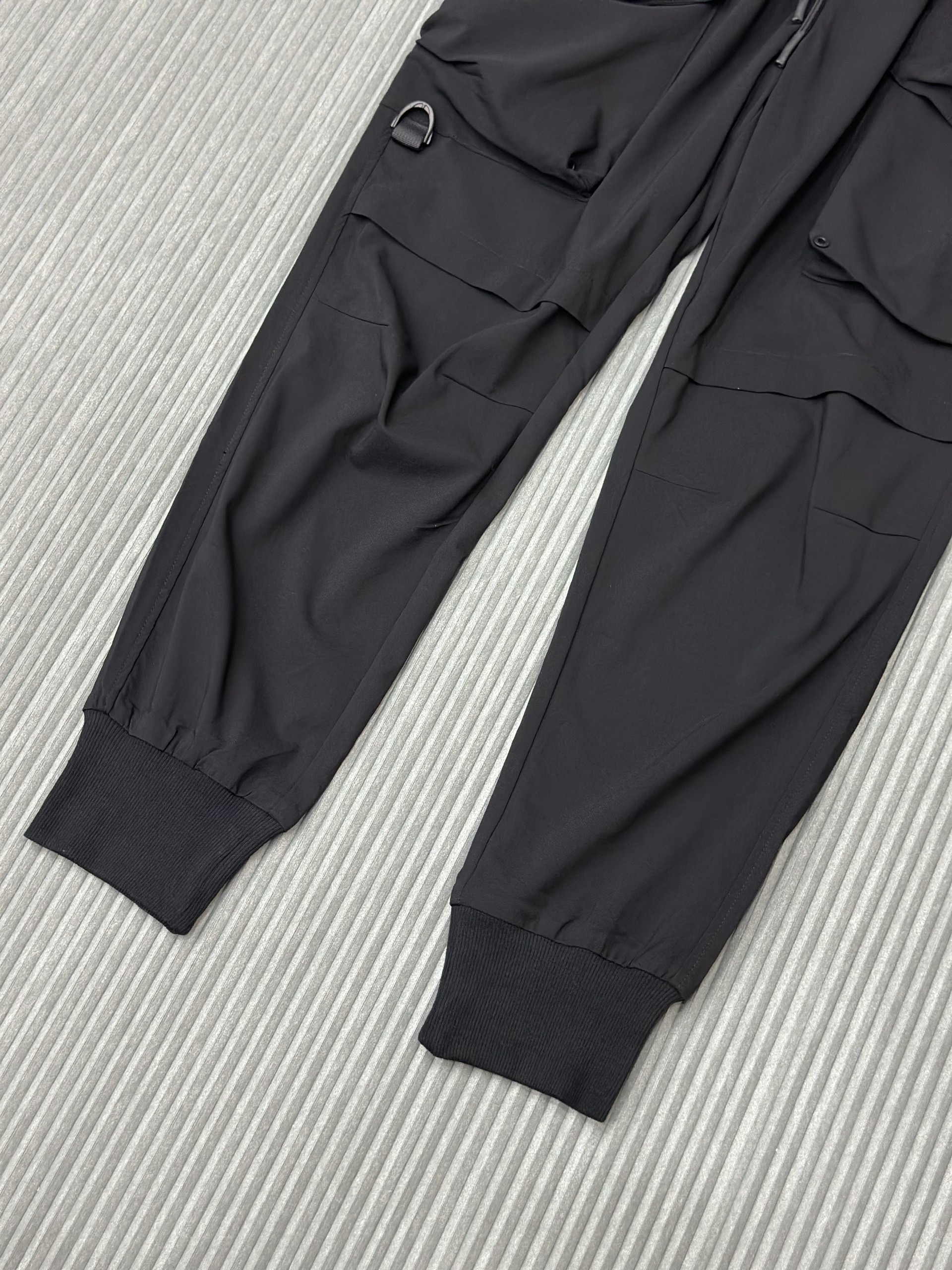 Quần dài nỉ Đen bo chun gấu Like Auth VTN