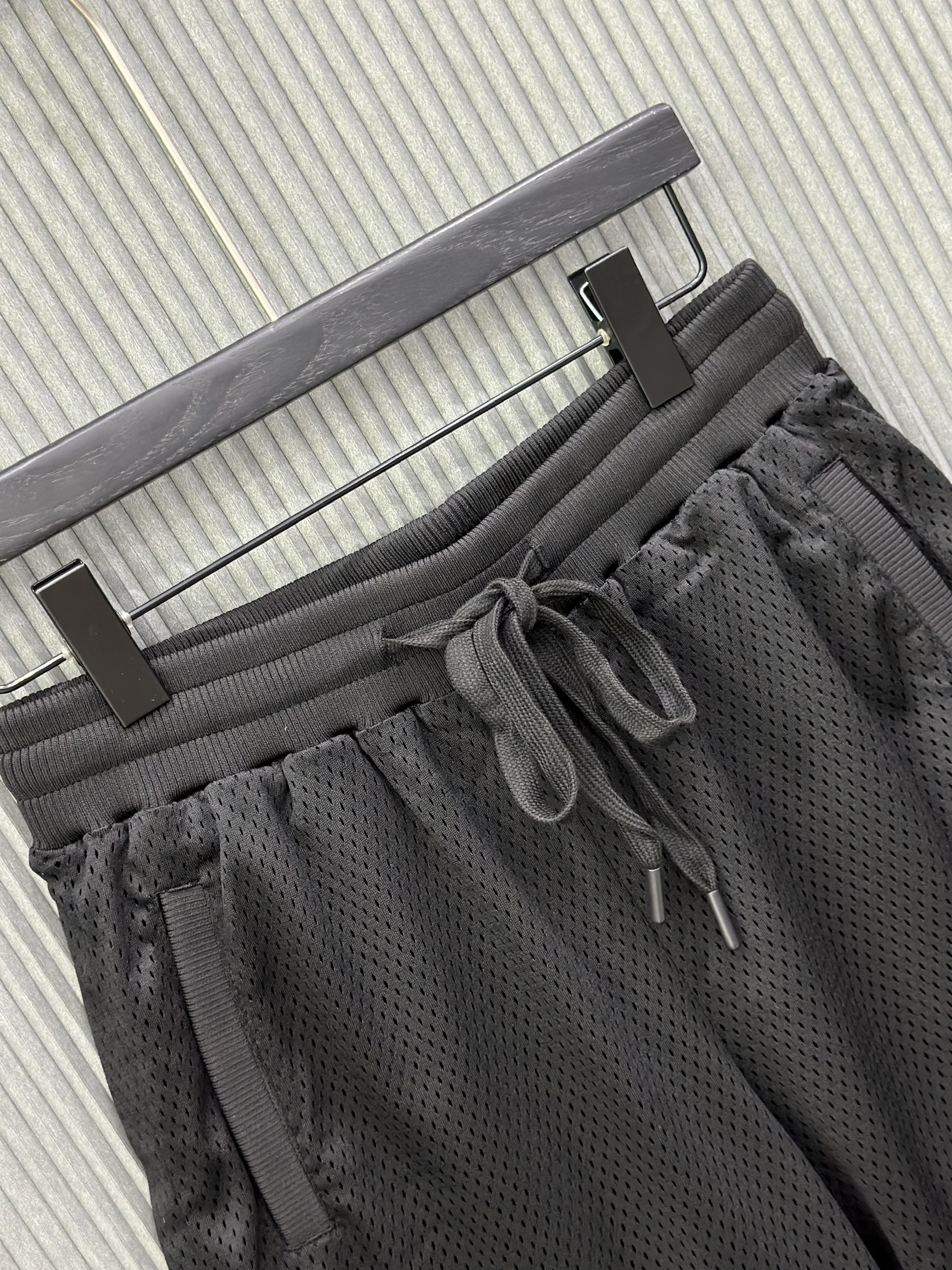 Quần short Đen vải lưới logo Trắng thêu đùi Like Auth VTN