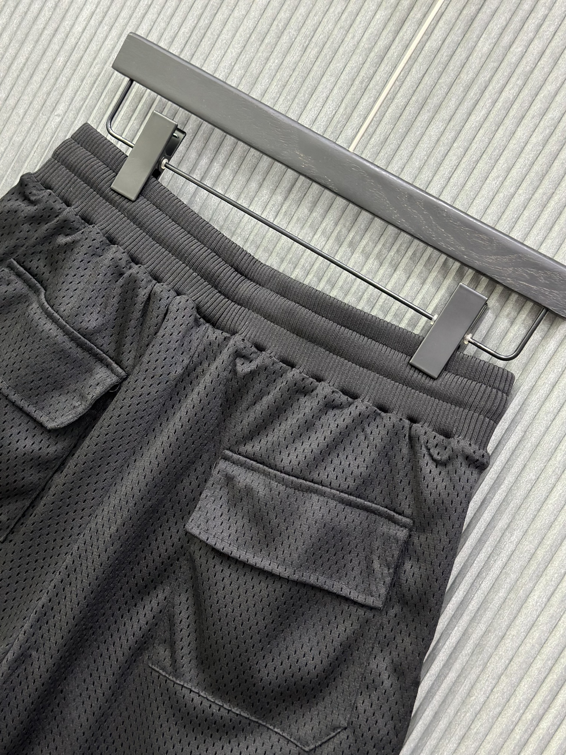 Quần short Đen vải lưới logo Trắng thêu đùi Like Auth VTN