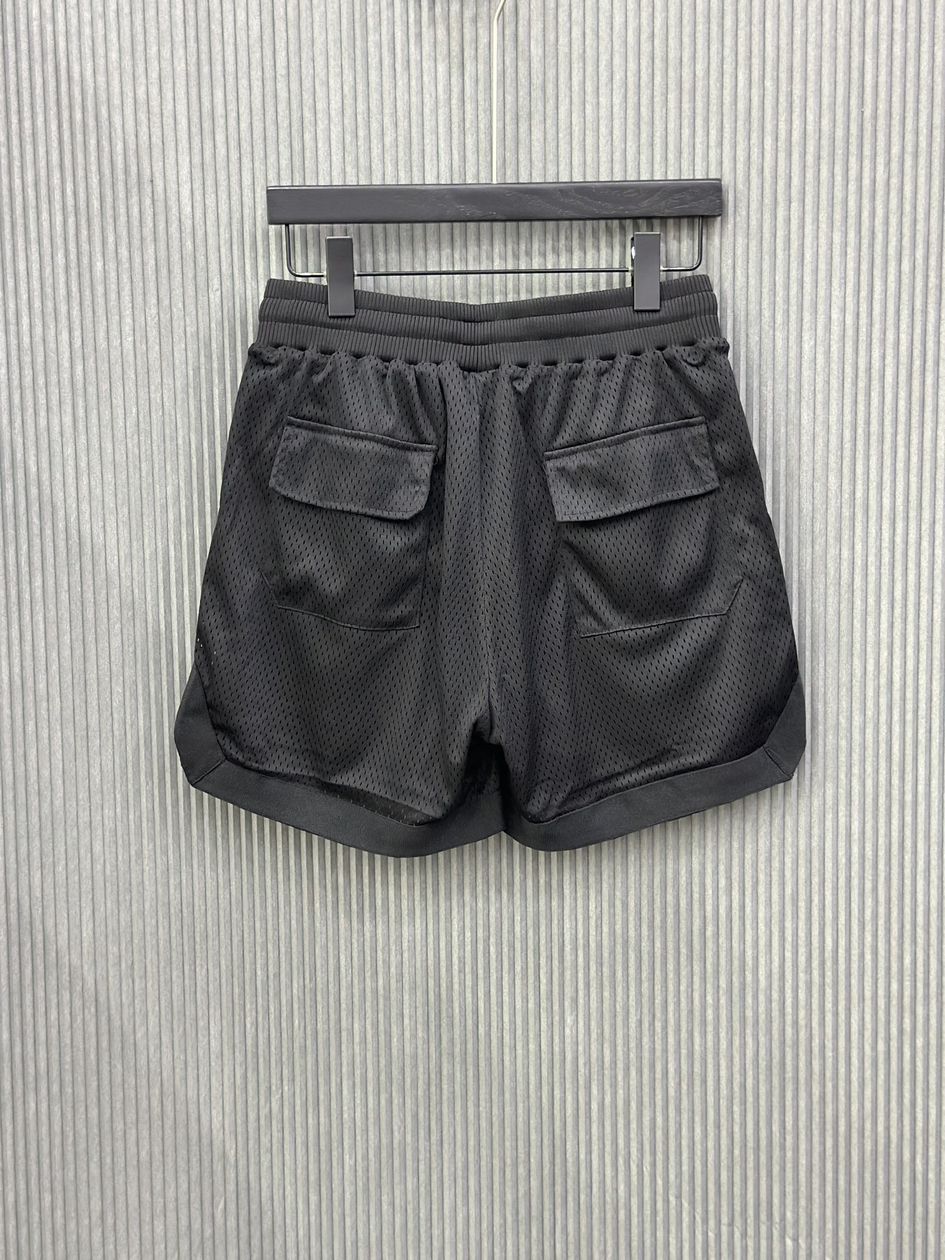 Quần short Đen vải lưới logo Trắng thêu đùi Like Auth VTN