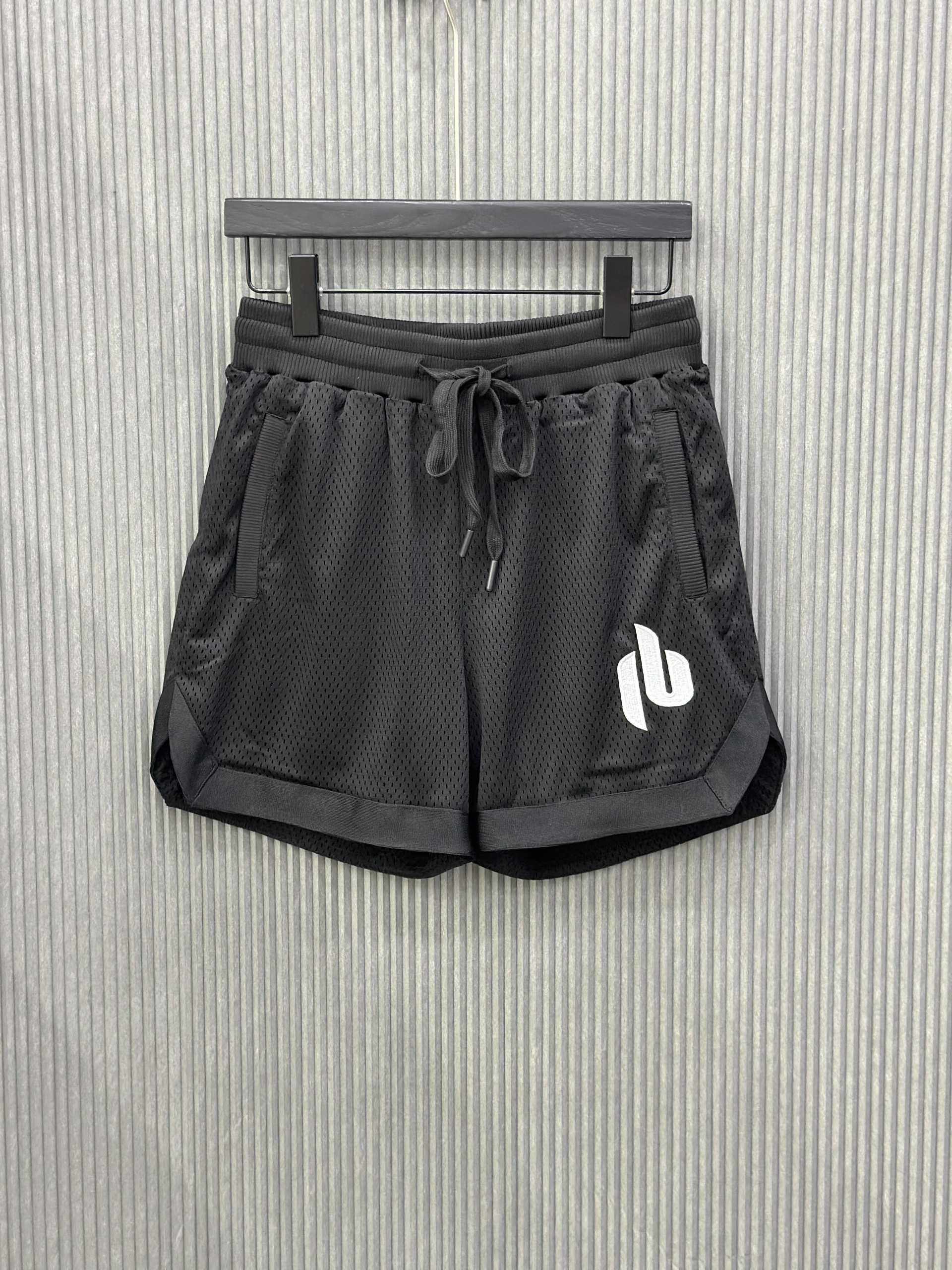 Quần short Đen vải lưới logo Trắng thêu đùi Like Auth VTN