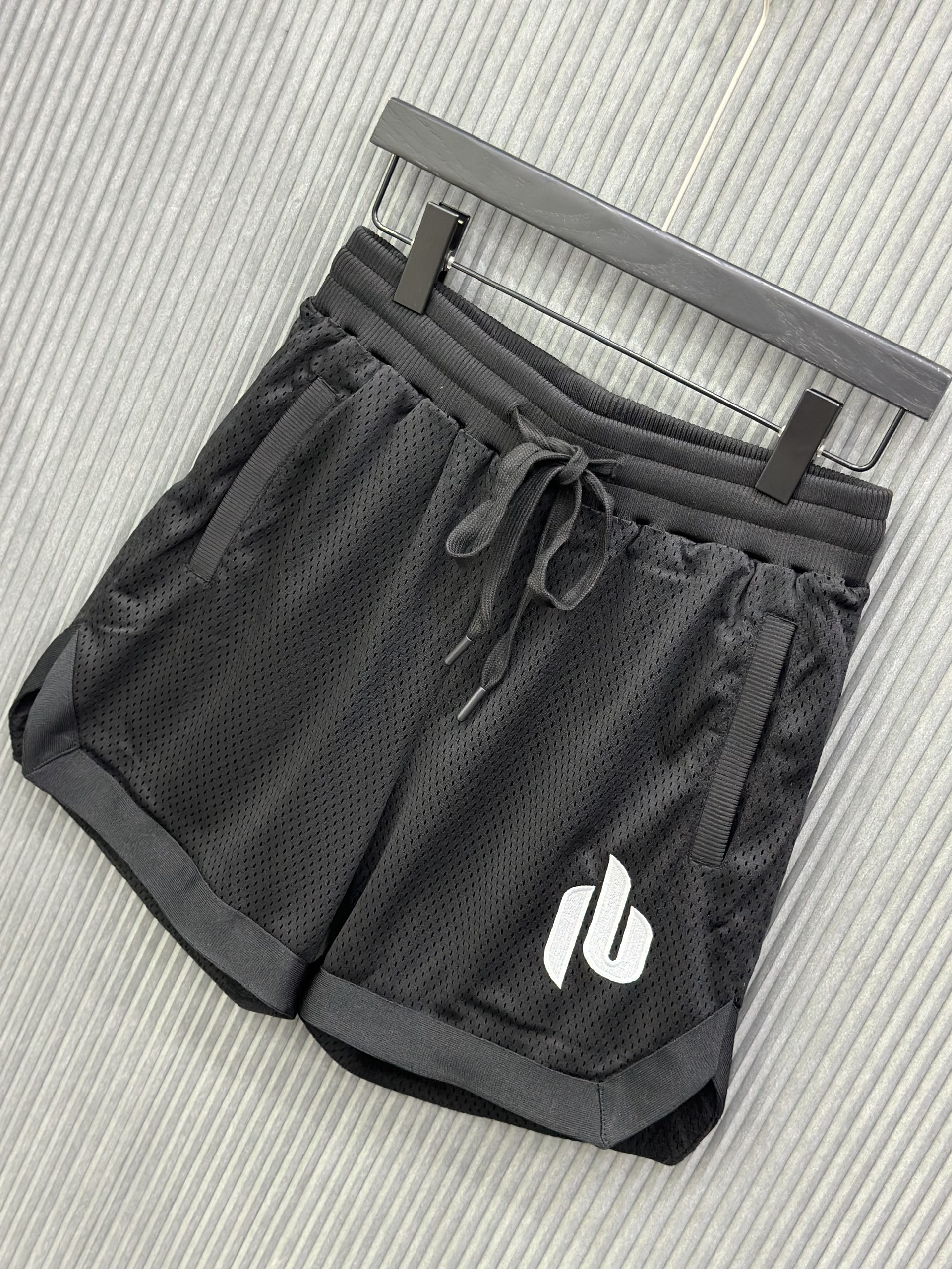 Quần short Đen vải lưới logo Trắng thêu đùi Like Auth VTN