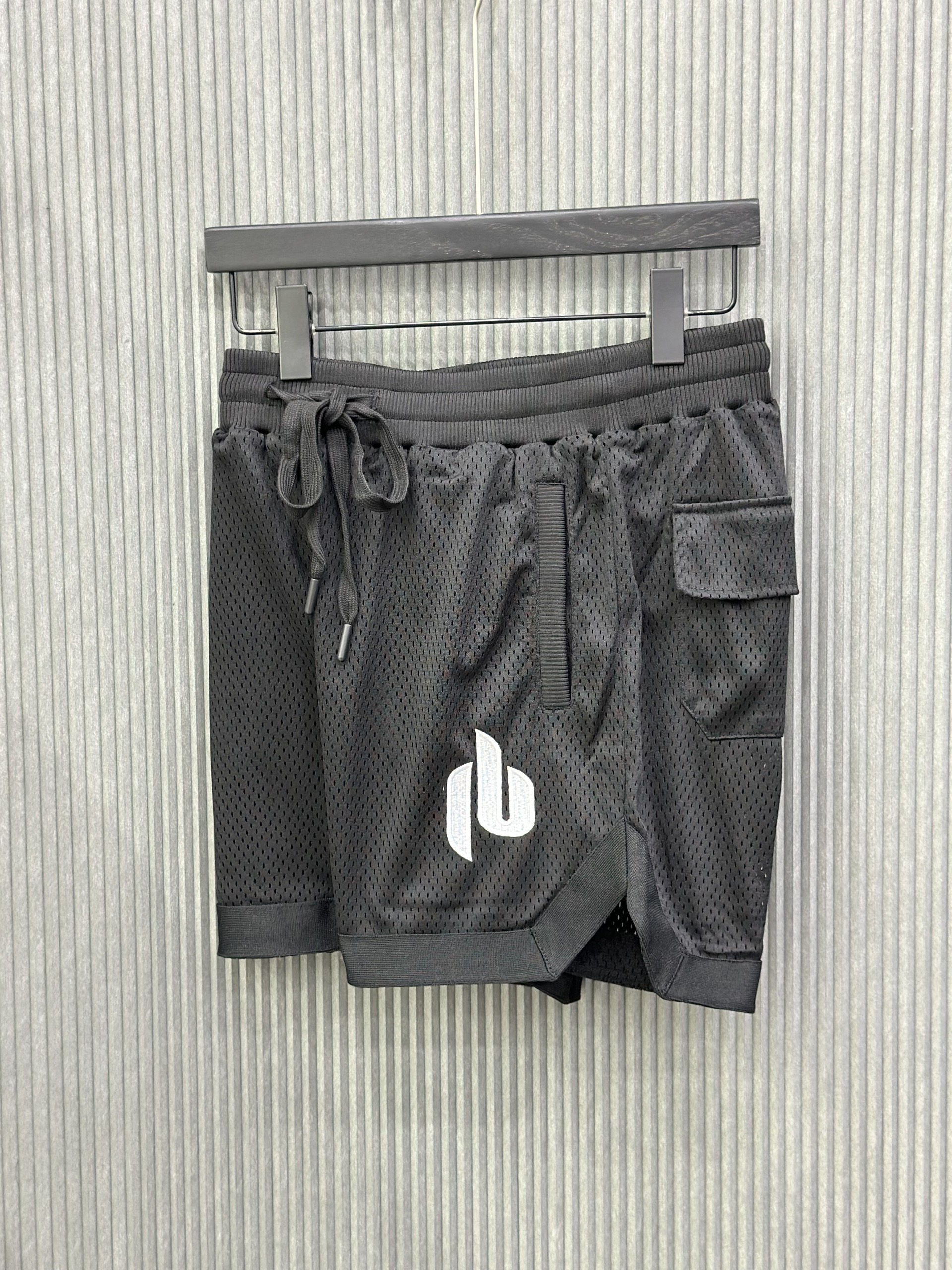 Quần short Đen vải lưới logo Trắng thêu đùi Like Auth VTN