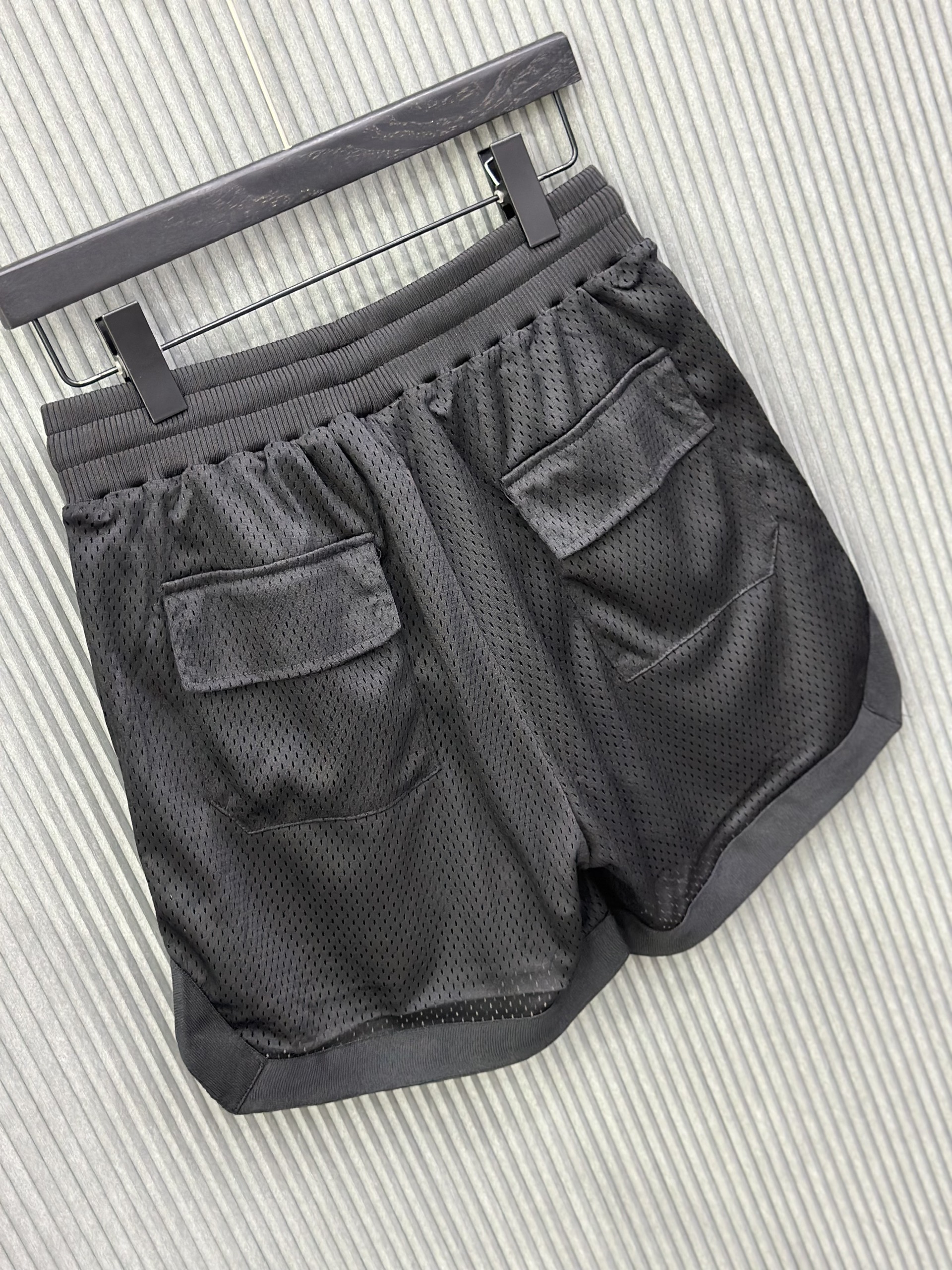 Quần short Đen vải lưới logo Trắng thêu đùi Like Auth VTN