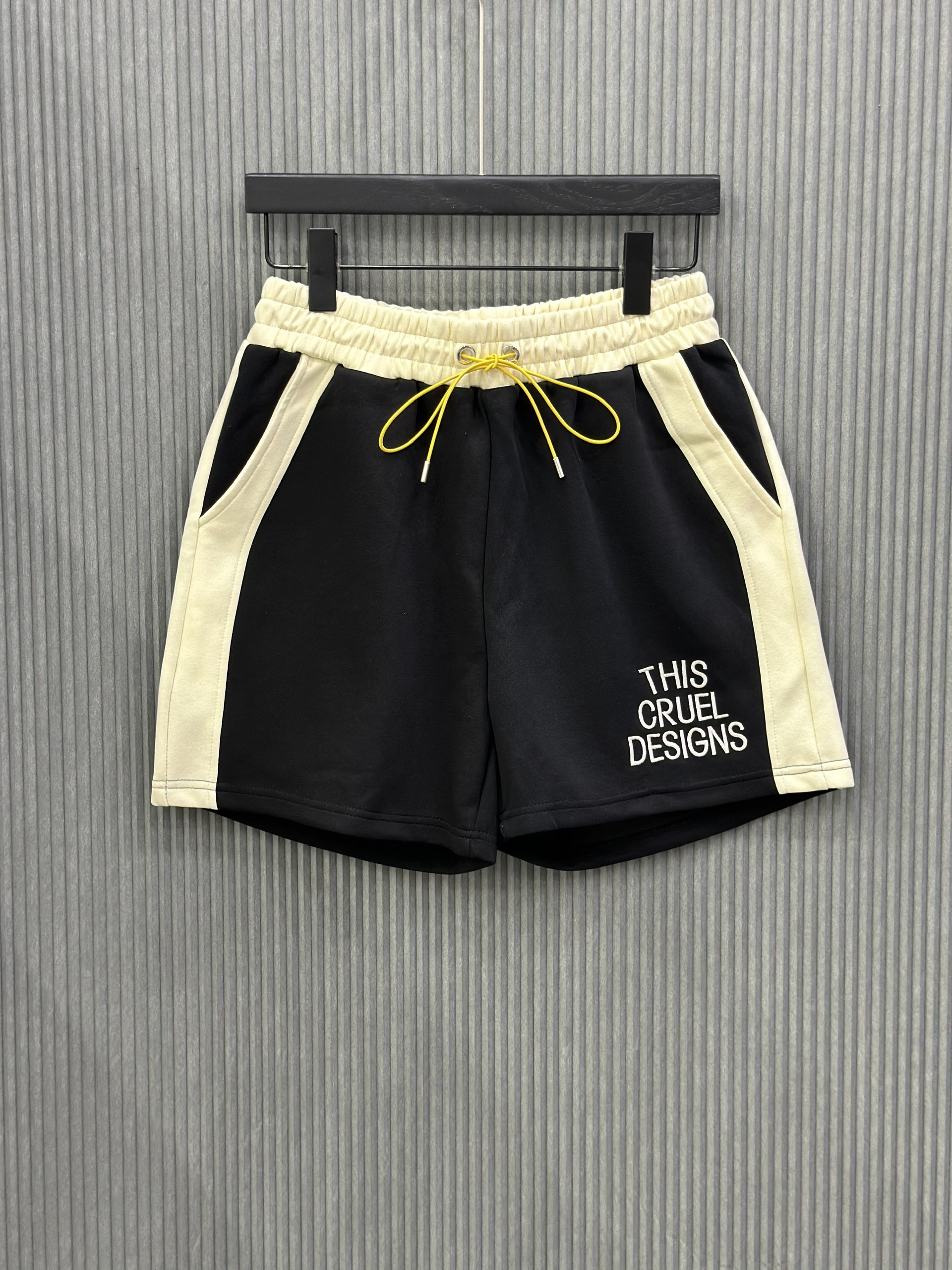 Quần short nỉ Đen phối Be chữ thêu đùi  Like Auth VTN