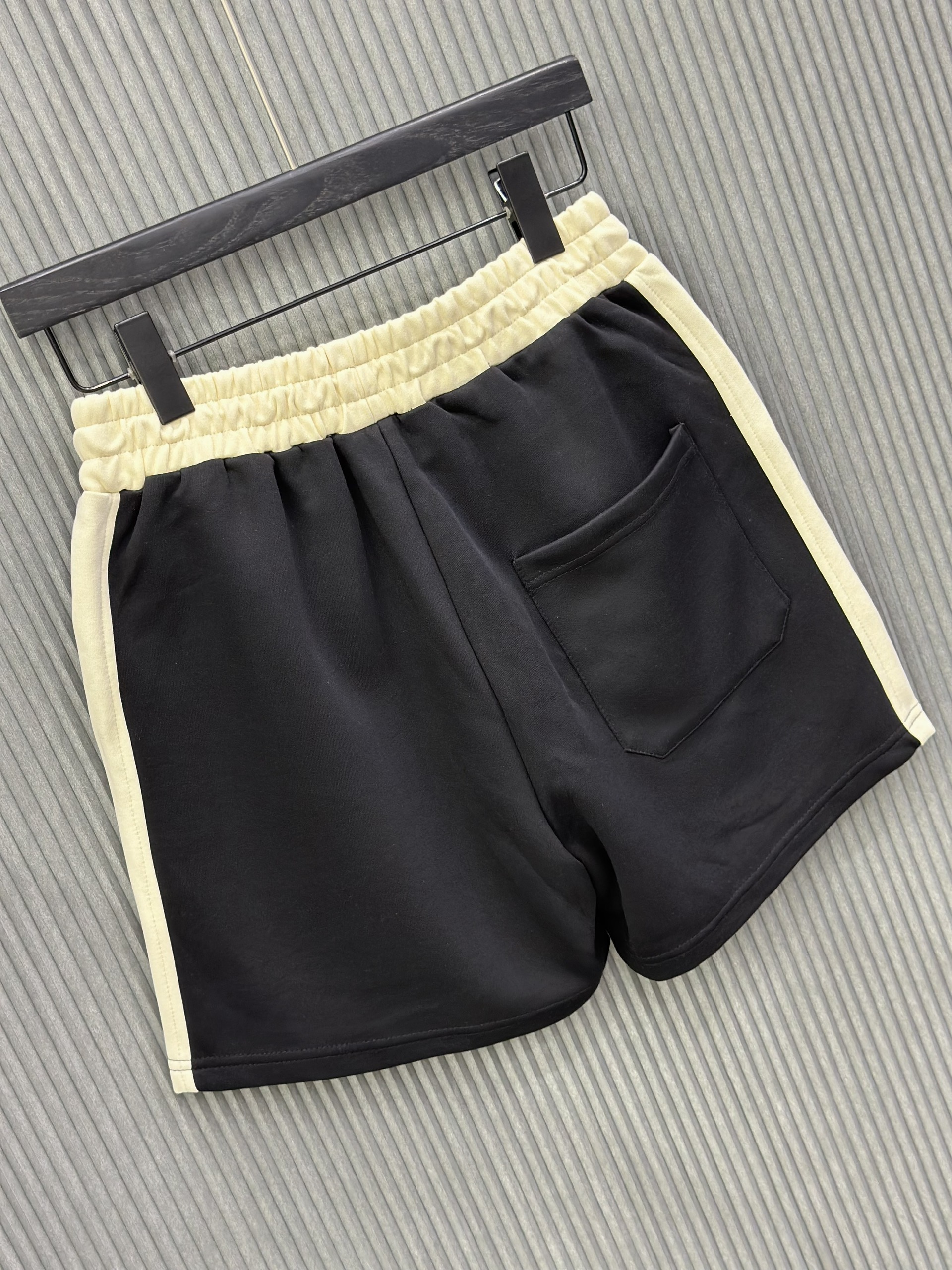 Quần short nỉ Đen phối Be chữ thêu đùi  Like Auth VTN