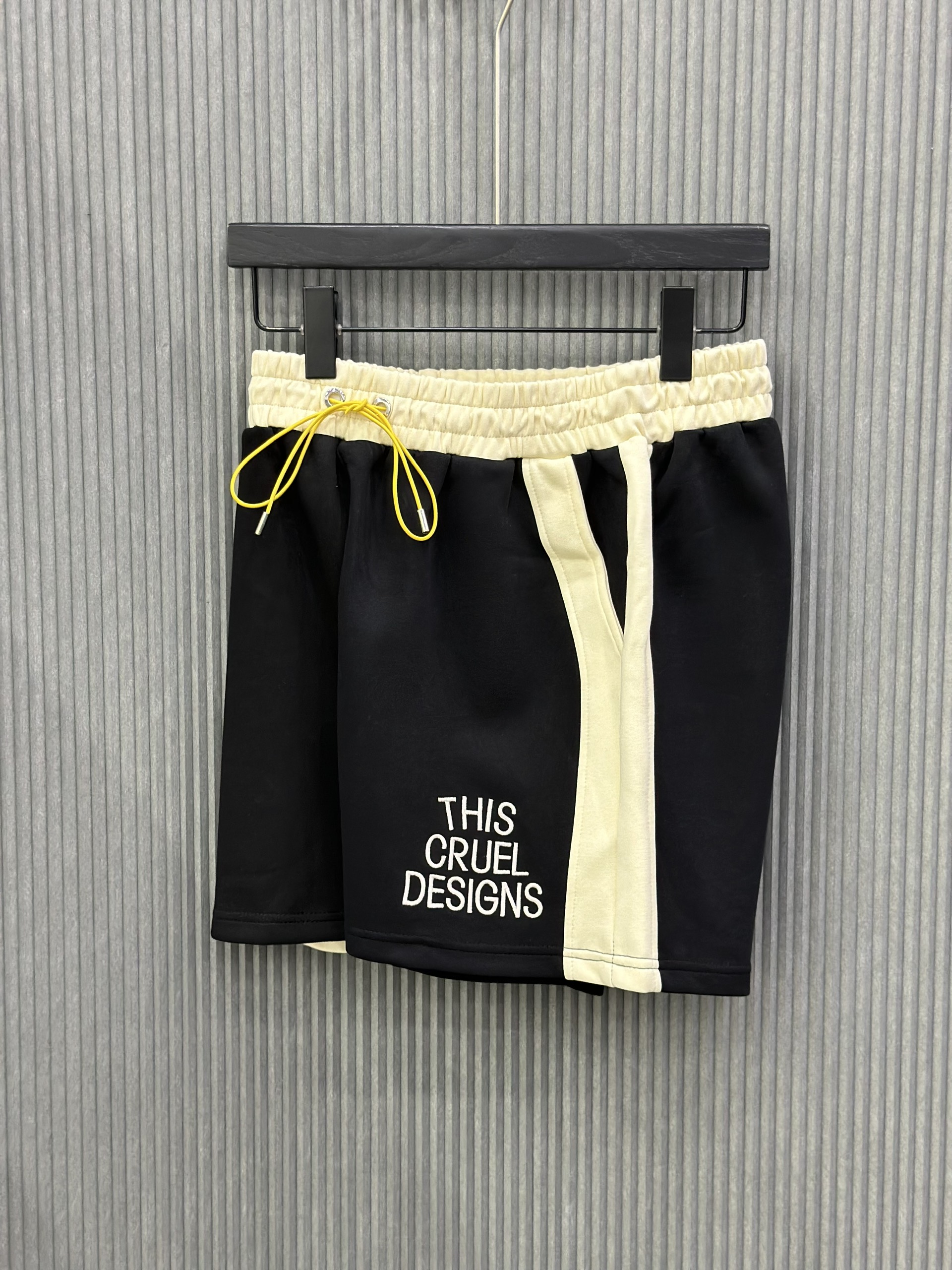 Quần short nỉ Đen phối Be chữ thêu đùi  Like Auth VTN