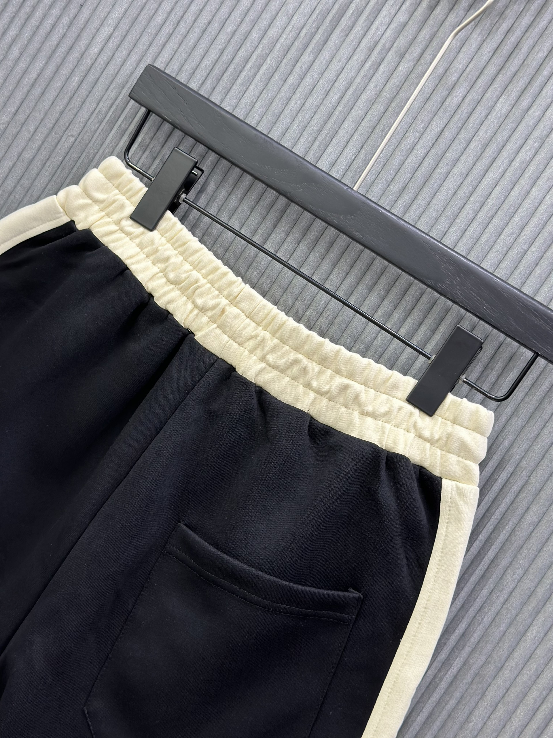 Quần short nỉ Đen phối Be chữ thêu đùi  Like Auth VTN