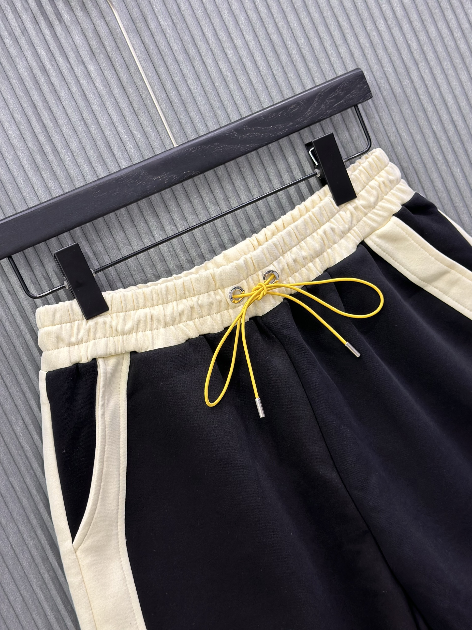 Quần short nỉ Đen phối Be chữ thêu đùi  Like Auth VTN